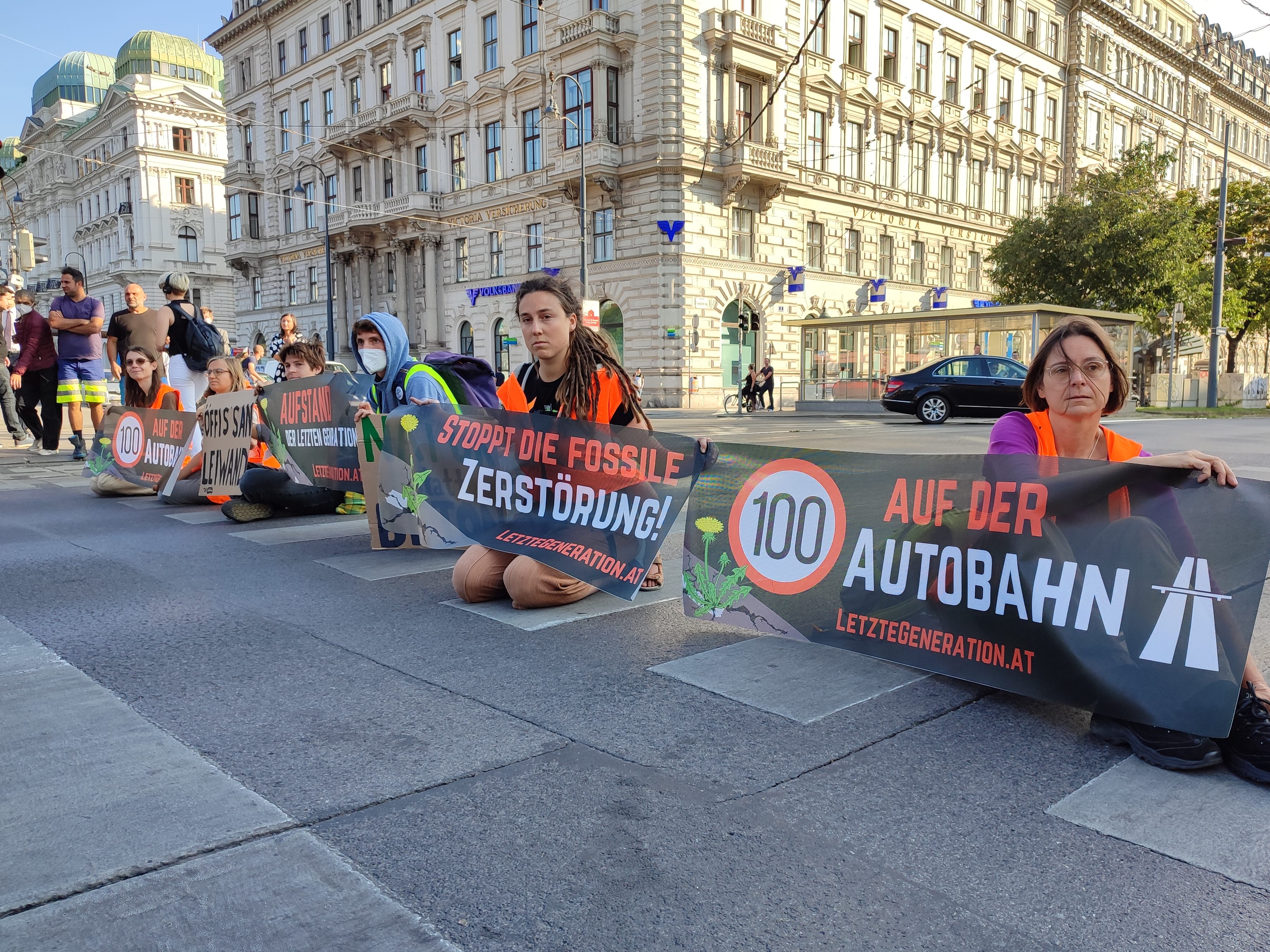 Klimaaktivisten: Verkehrsblockade auf Ring unweit Station Schottentor in Wien.