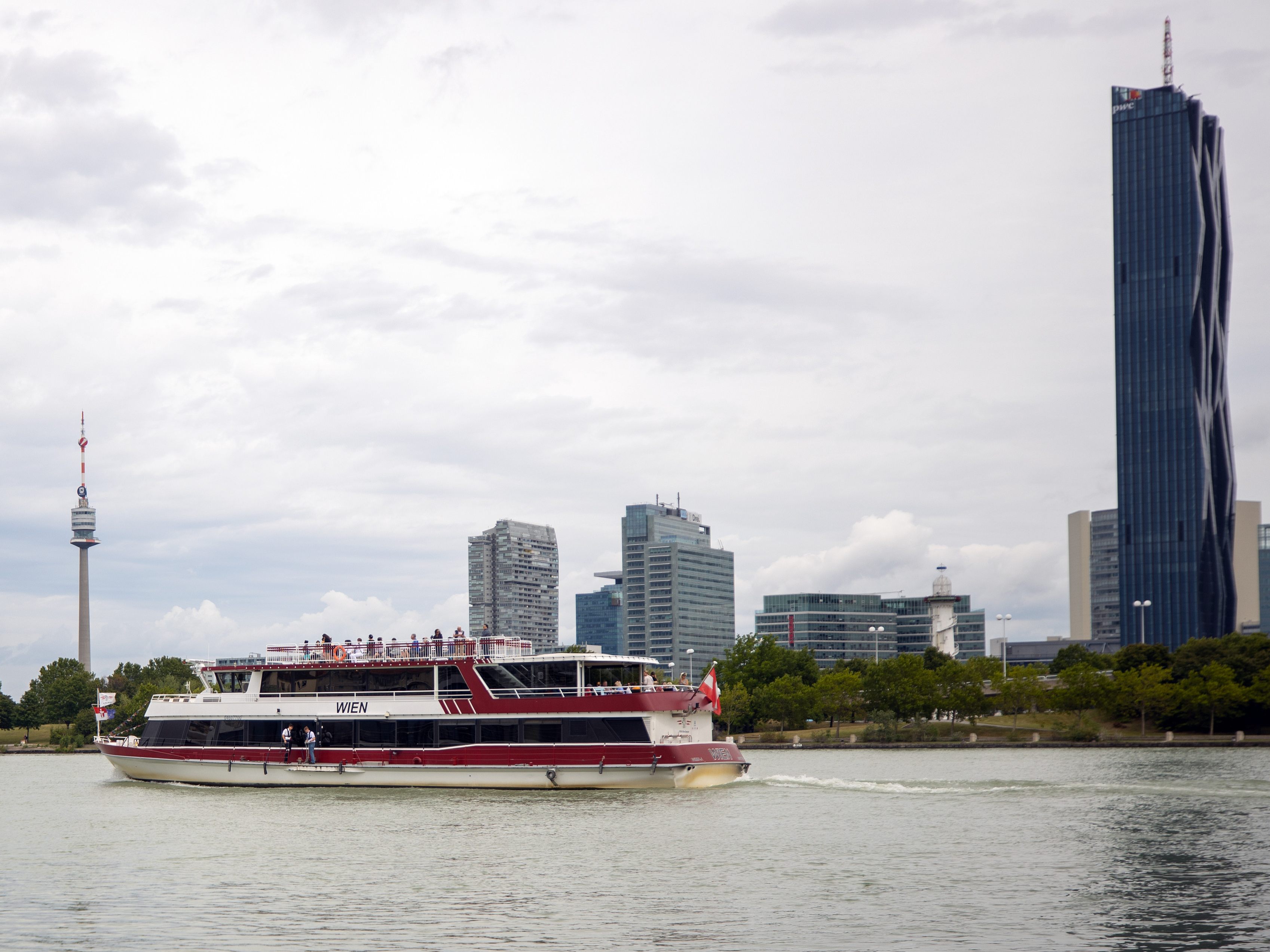 Der Regen hat den Wasserstand der Donau am Wochenende stark steigen lassen.