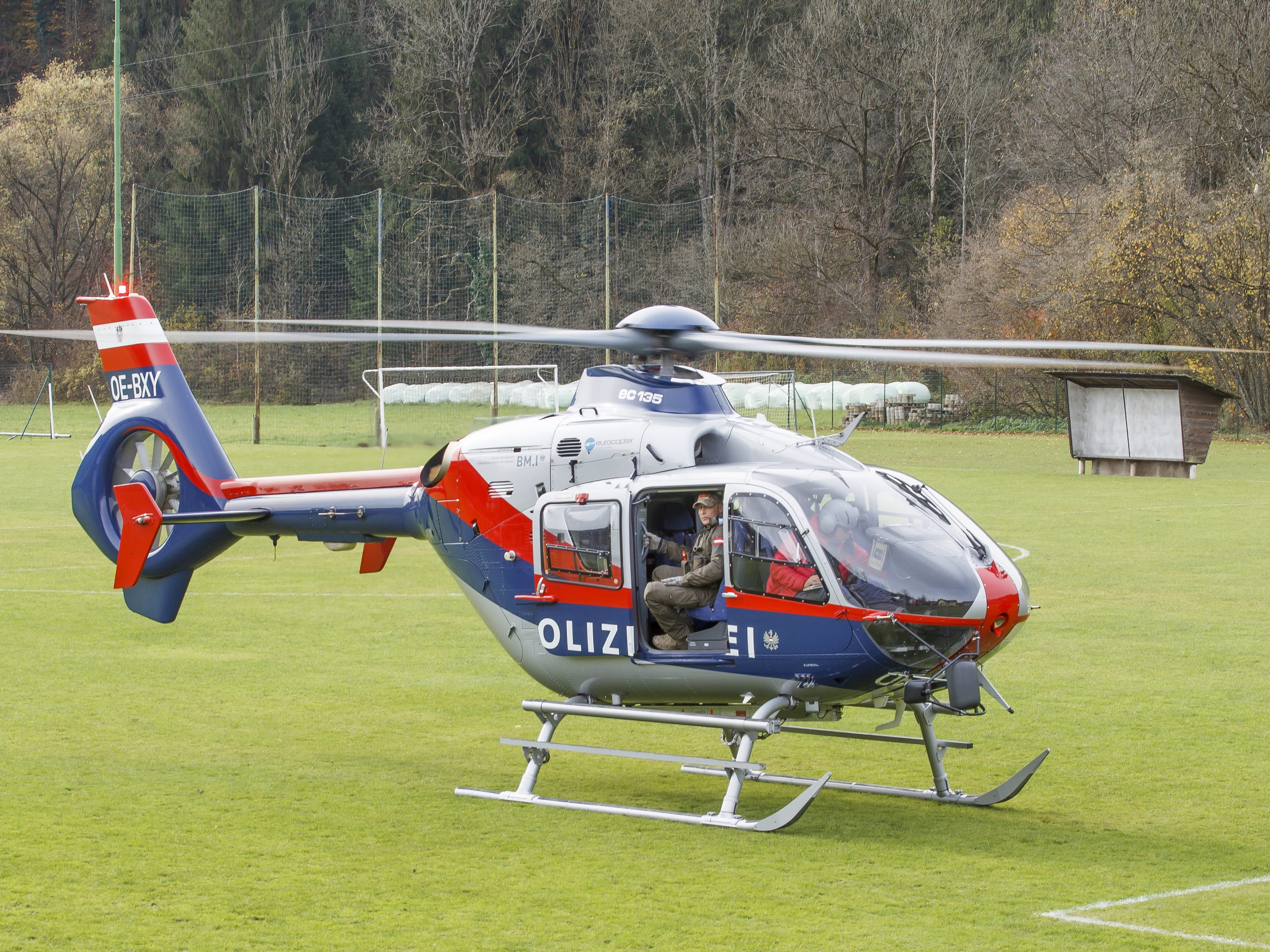Ein Hubschrauber war bei Fahndung nach Einbrechern im Bezirk Melk im Einsatz. Ein Hubschrauber war bei Fahndung nach Einbrechern im Bezirk Melk im Einsatz.