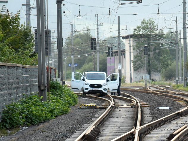 Das Auto der Verdächtigen stand auf den Bahngleisen.