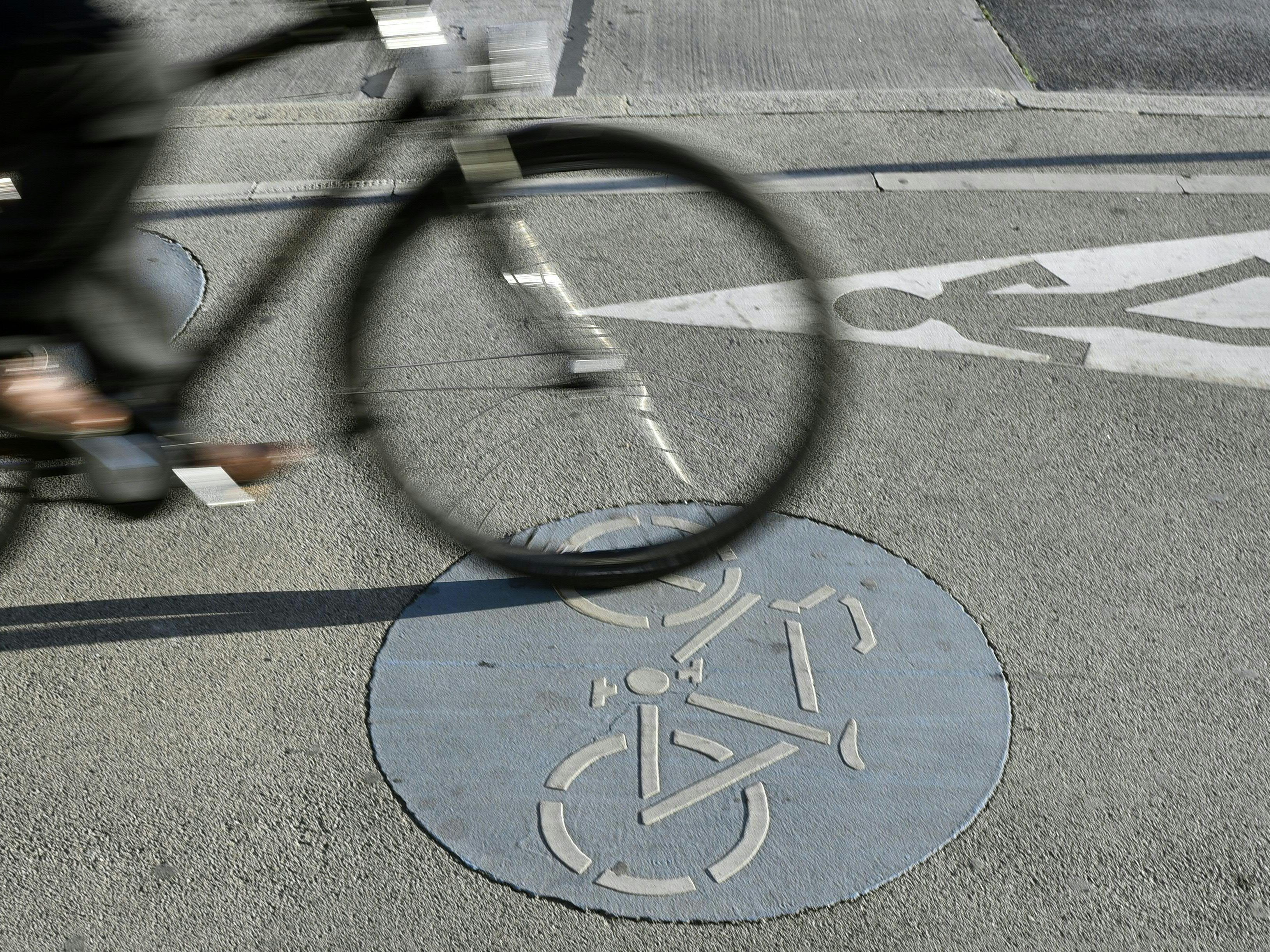 Wien-Favoriten: Errichtung eines Radweges in der Laxenburger Straße.