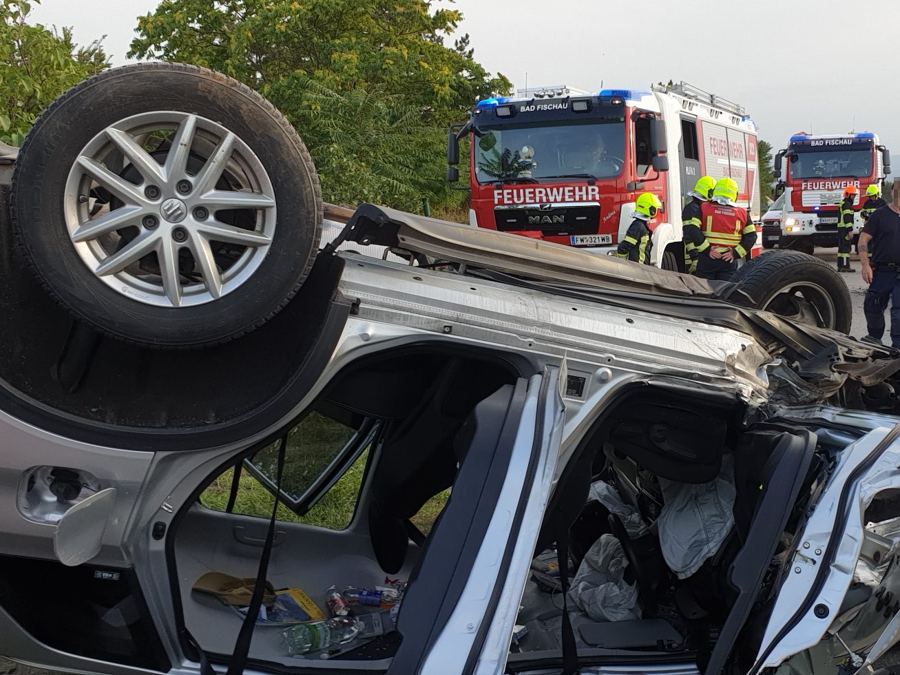 . Eines der involvierten Autos hatte sich bei dem Unfall überschlagen.