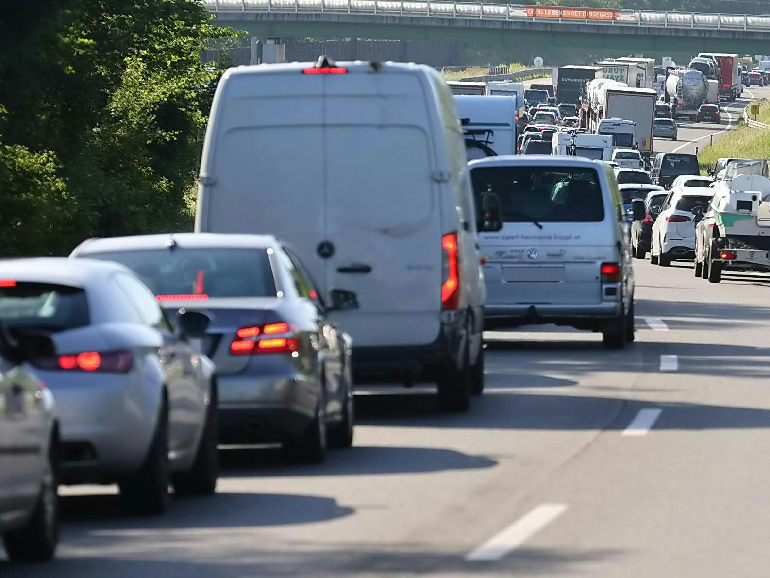 Auf der A21 kam es am Samstag zu einem Unfall, erheblicher Stau war die Folge.