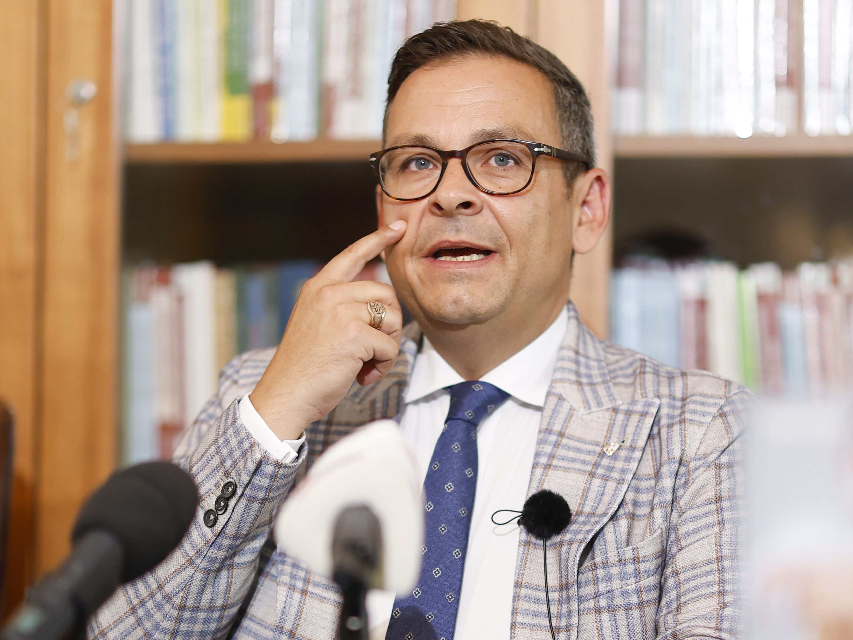 Grosz startet seine Kampagne zur Unterschriften-Sammlung für die BP-Wahl Grosz startet seine Kampagne zur Unterschriften-Sammlung für die BP-Wahl