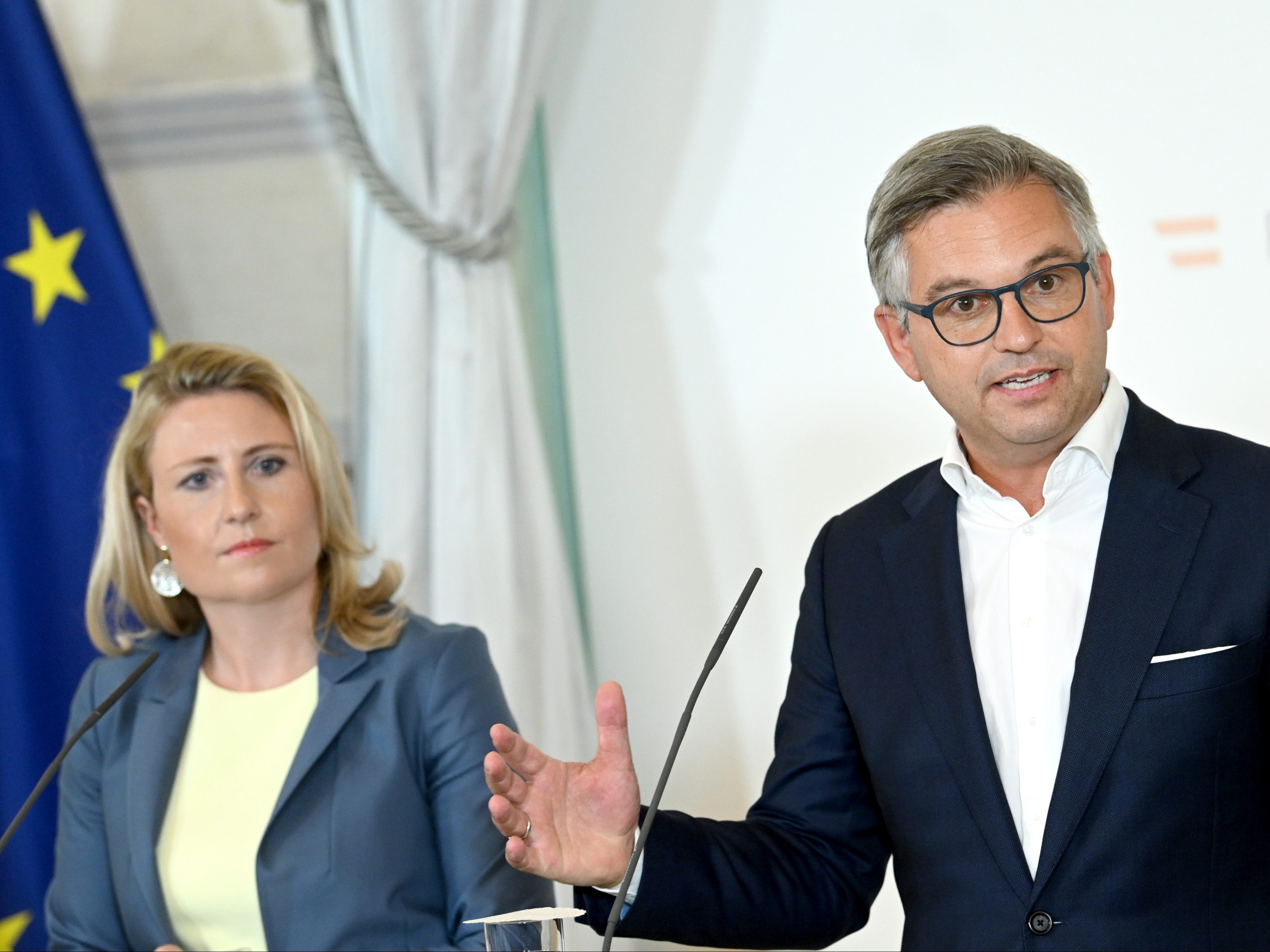 Familienministerin Susanne Raab (ÖVP) und Finanzminister Magnus Brunner (ÖVP) gaben heute den "Startschuss" zur Auszahlung der Familien-Unterstützung aufgrund der Teuerung. Familienministerin Susanne Raab (ÖVP) und Finanzminister Magnus Brunner (ÖVP) gaben heute den "Startschuss" zur Auszahlung der Familien-Unterstützung aufgrund der Teuerung.