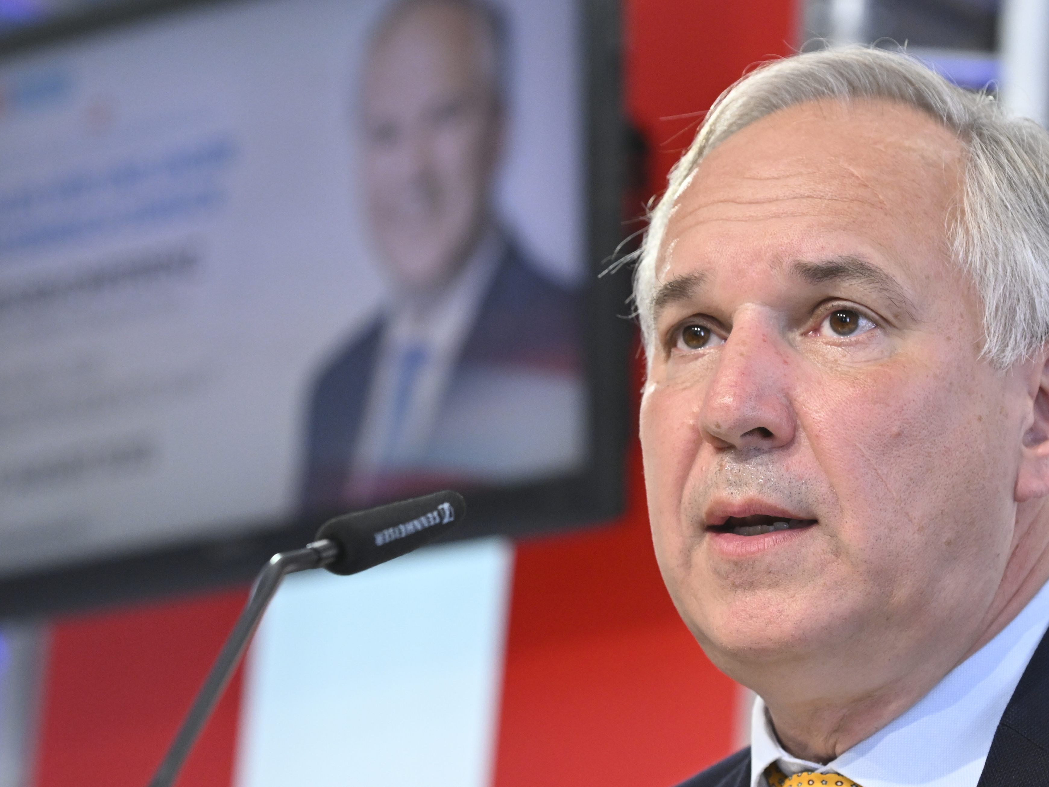 BP-Wahl-Kandidat Walter Rosenkranz kritisiert Militärtransporte durch Österreich.