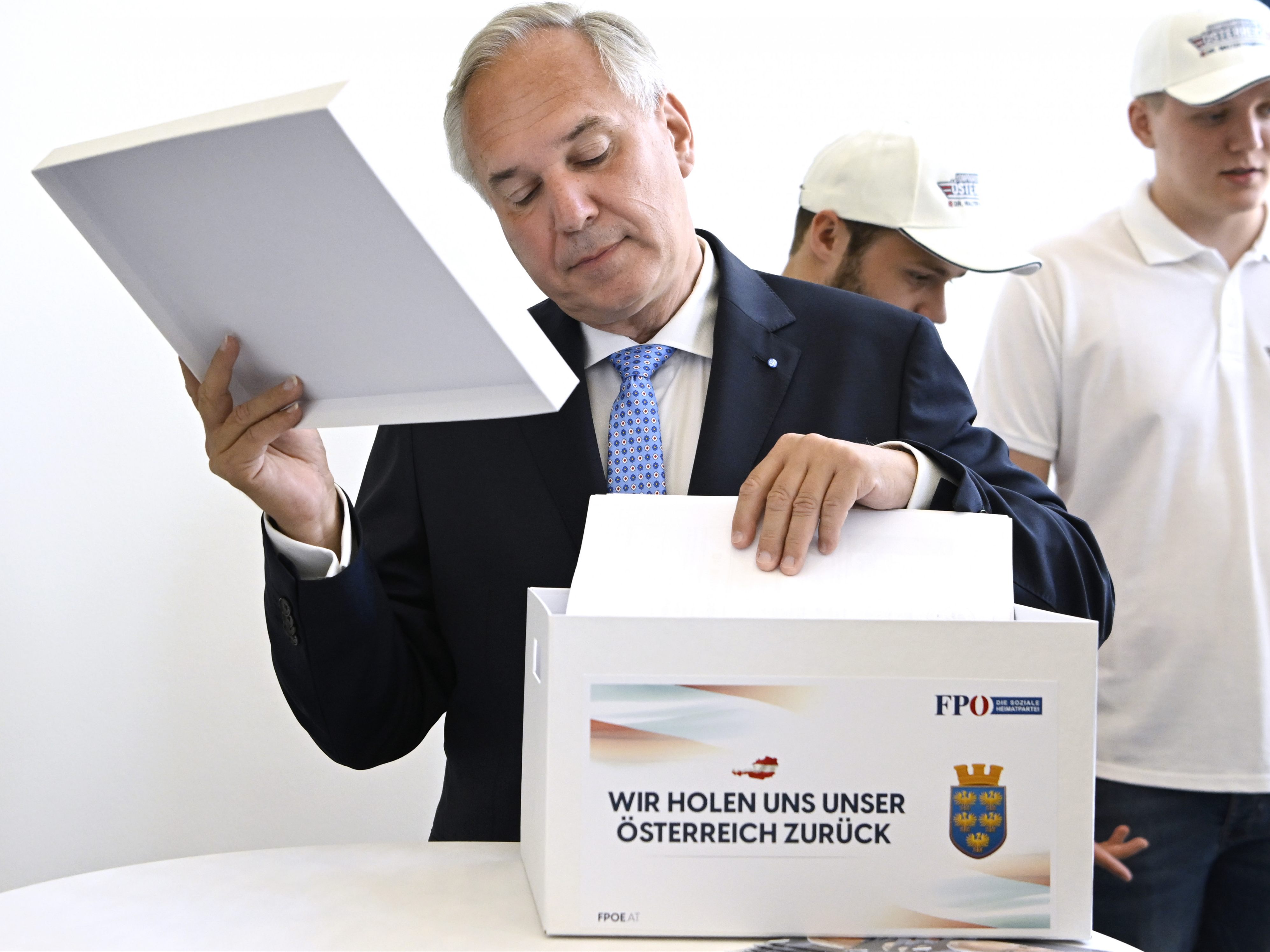 Der FPÖ-Kandidat Walter Rosenkranz übergab am Dienstag die Unterstützungserklärungen zur Bundespräsidentenwahl 2022 an die Bundeswahlbehörde.