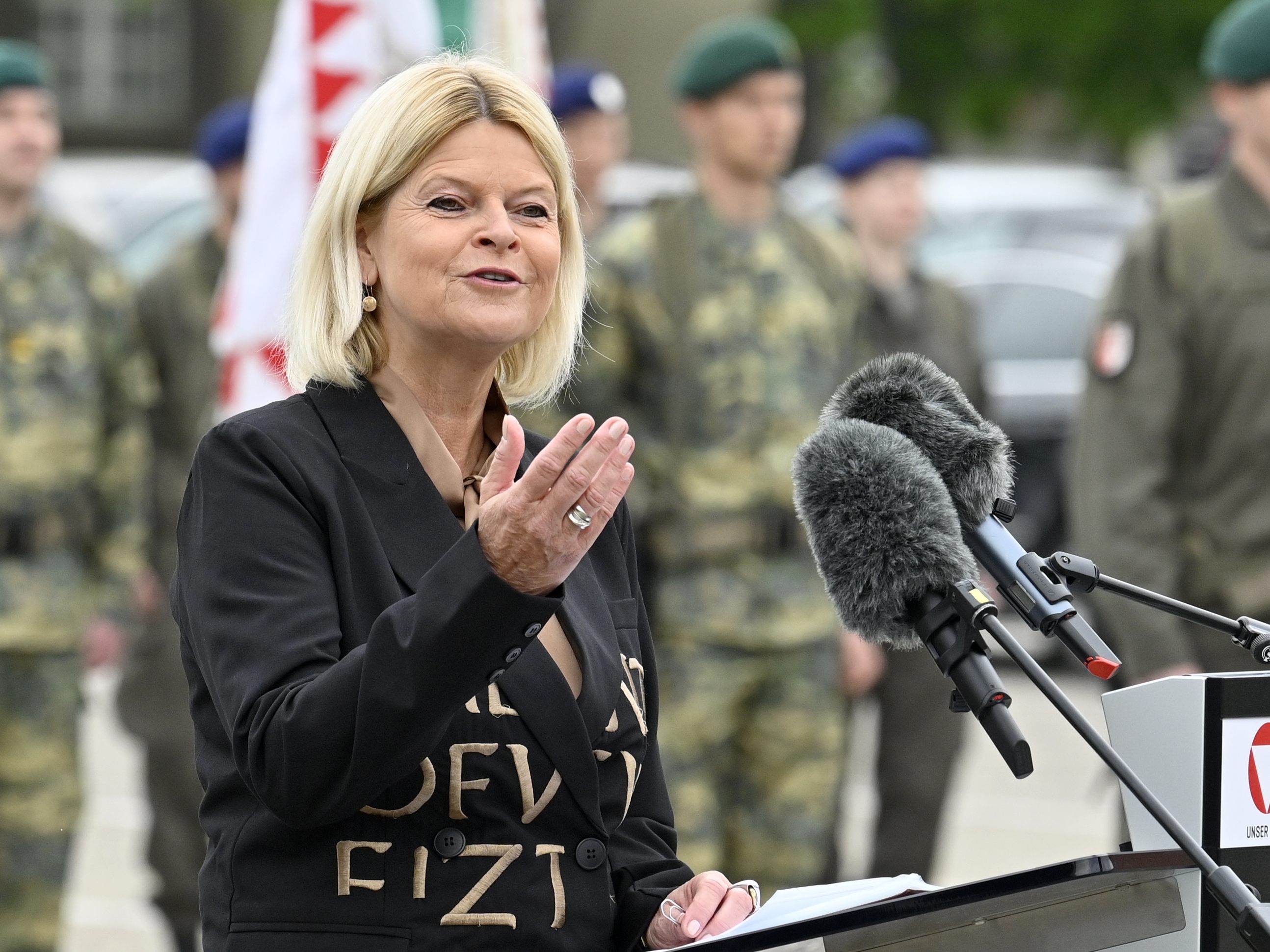 Verteidigungsministerin Klaudia Tanner (ÖVP) und die Direktorin der VetMed Wien, Petra Winter unterzeichneten einen Kooperationsvertrag für die Zusammenarbeit zwischen Bundesheer und VetMed Wien. Verteidigungsministerin Klaudia Tanner (ÖVP) und die Direktorin der VetMed Wien, Petra Winter unterzeichneten einen Kooperationsvertrag für die Zusammenarbeit zwischen Bundesheer und VetMed Wien.
