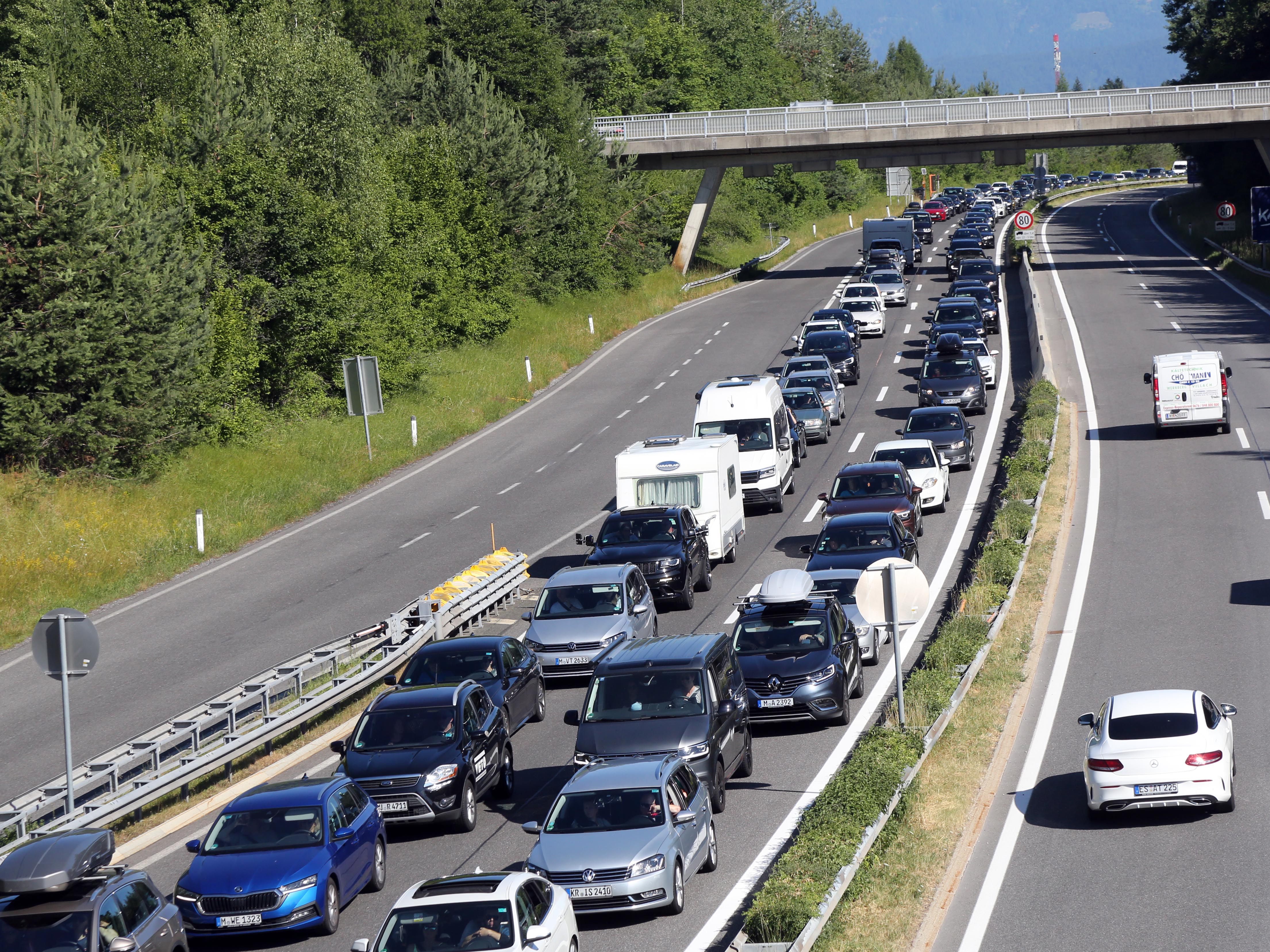 Mit längeren Grenzwartezeiten müssen Reisende bei der Einreise nach Slowenien und Kroatien rechnen. Mit längeren Grenzwartezeiten müssen Reisende bei der Einreise nach Slowenien und Kroatien rechnen.