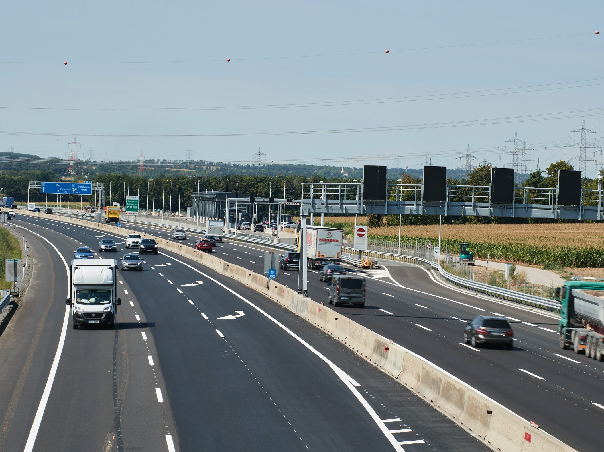 Die Ostautobahn (A4) ist nun vom Knoten Schwechat bis Bruck a.d. Leitha West dreispurig.