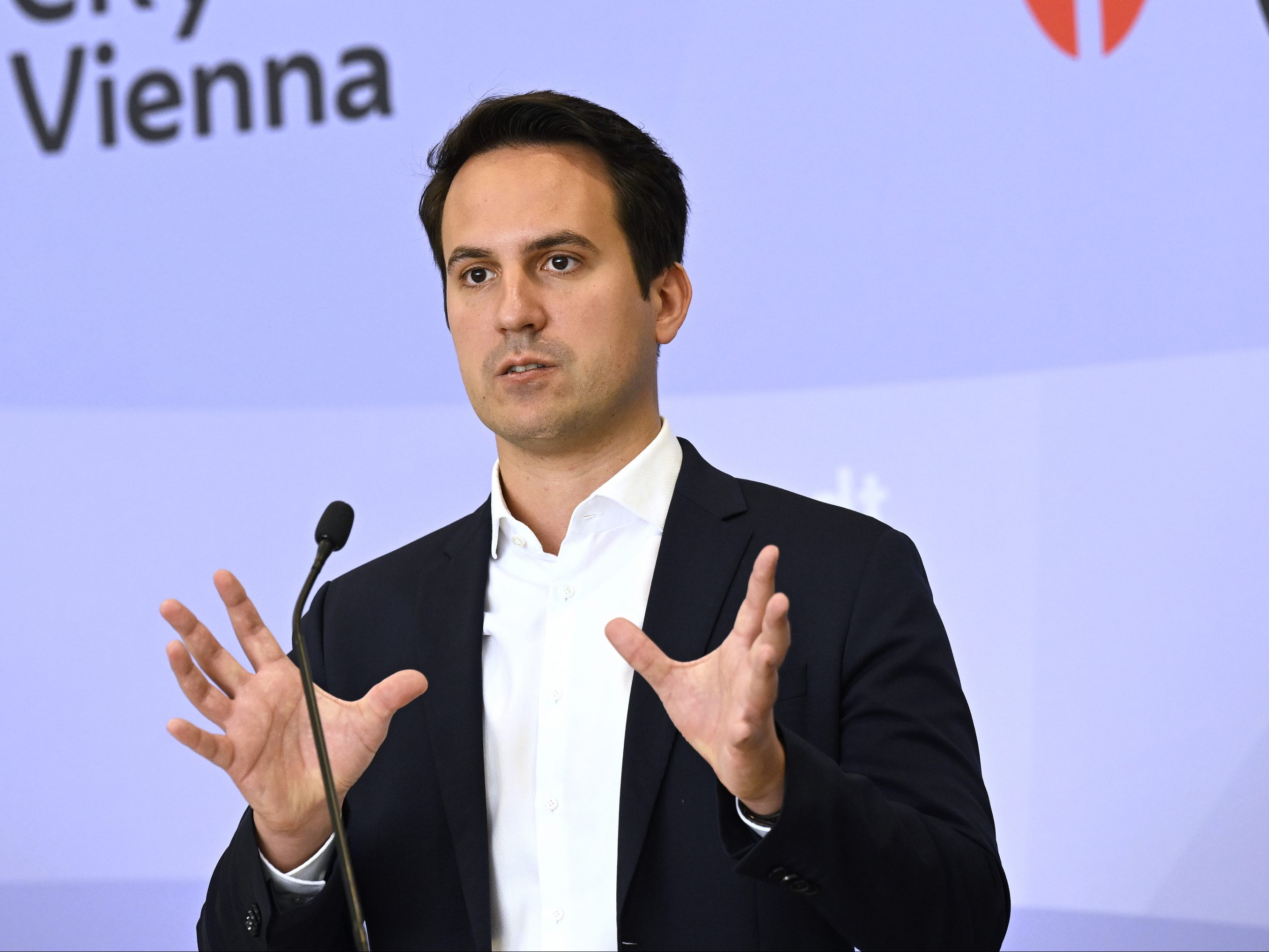 Vizebürgermeister Christoph Wiederkehr (NEOS) kritisiert die SPÖ für die Erhöhung der Gebühren in Wien.