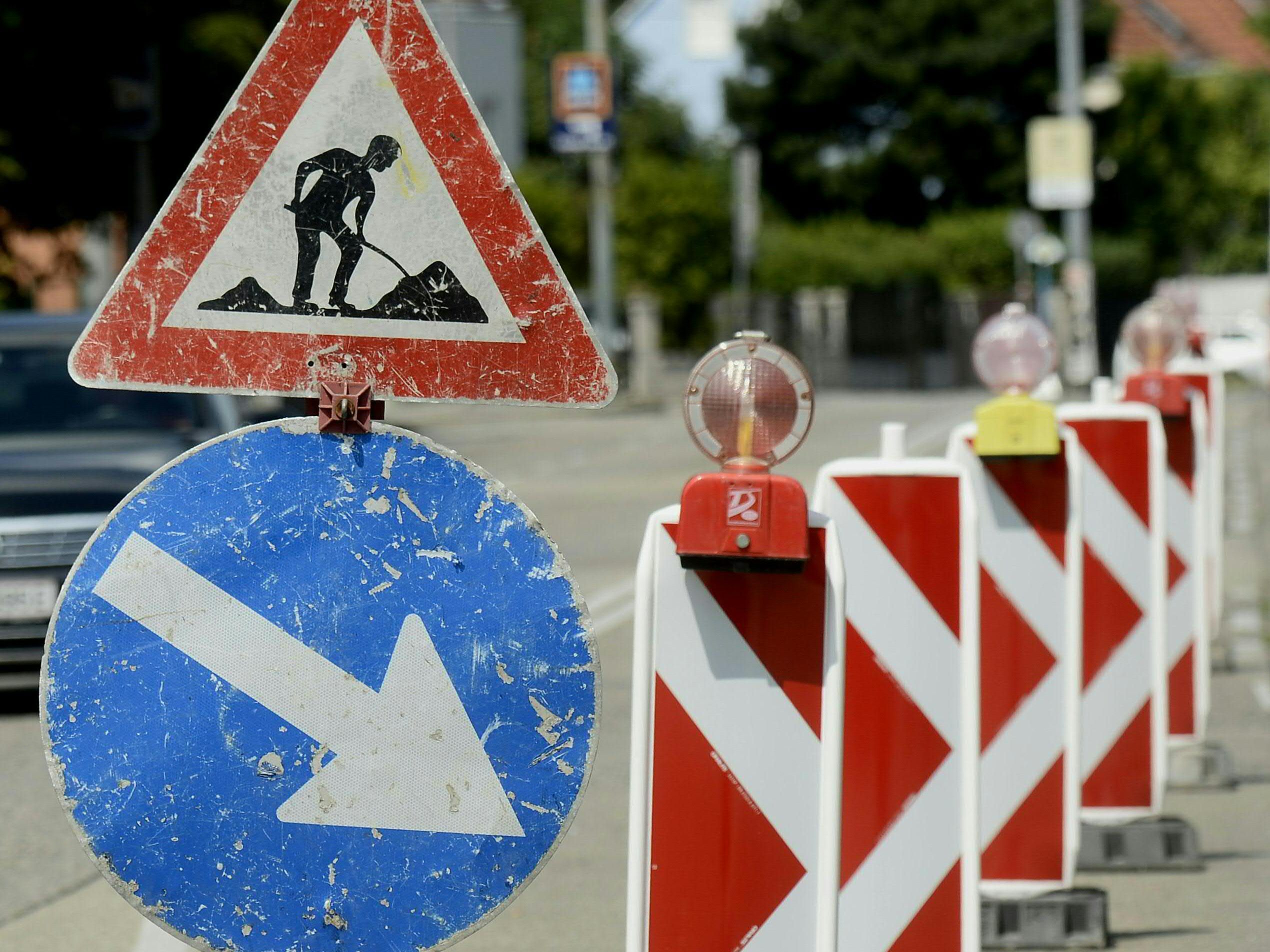 Fahrbahnsanierung in Wien-Liesing.