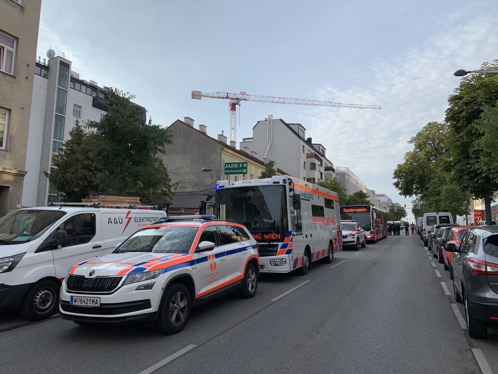 Großeinsatz in Wien-Favoriten: Ein Baukran droht umzustürzen.