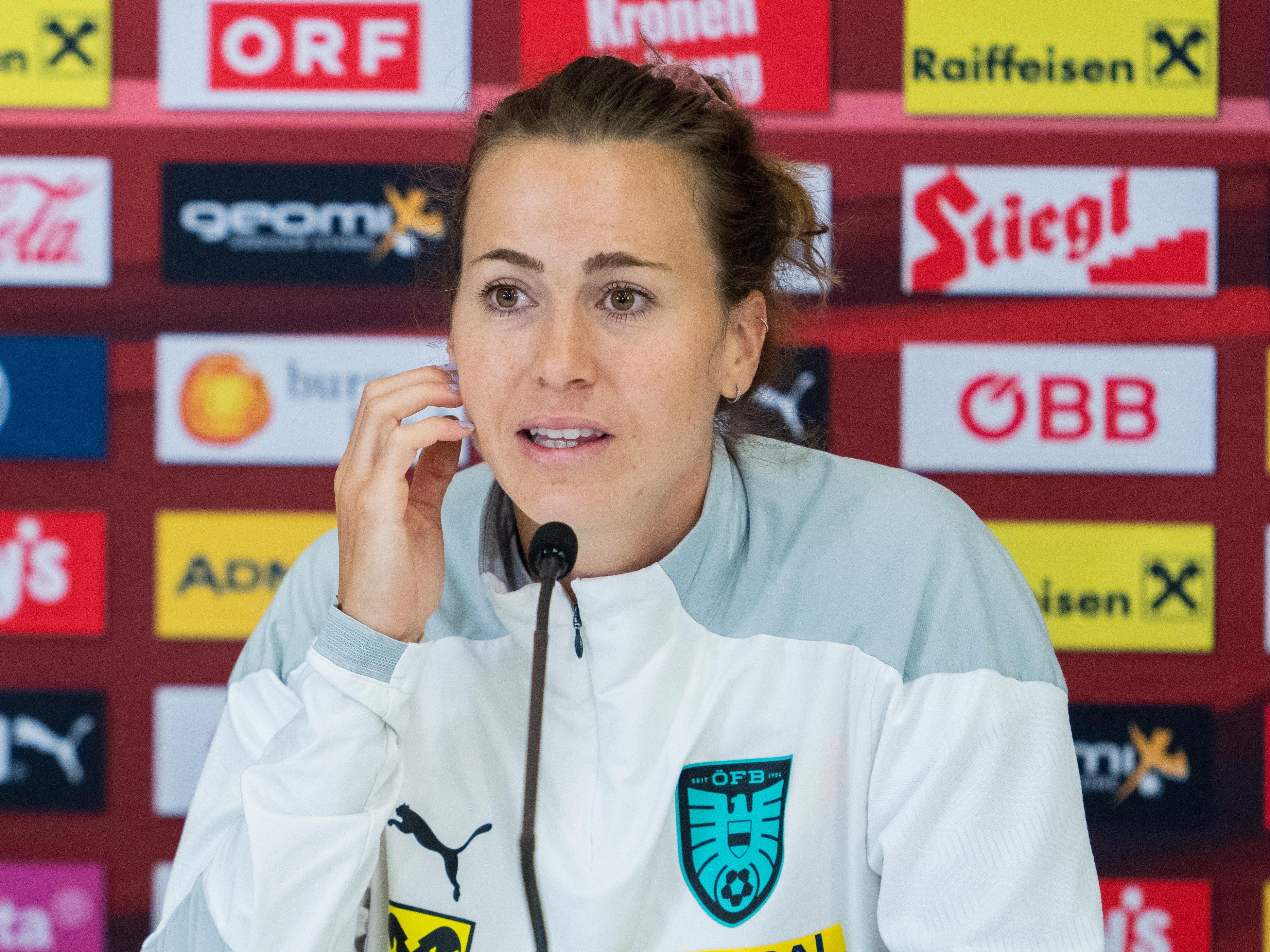 ÖFB-Kapitänin Viktoria Schnaderbeck hat am Mittwoch ihr Karriereende bekanntgegeben. ÖFB-Kapitänin Viktoria Schnaderbeck hat am Mittwoch ihr Karriereende bekanntgegeben.