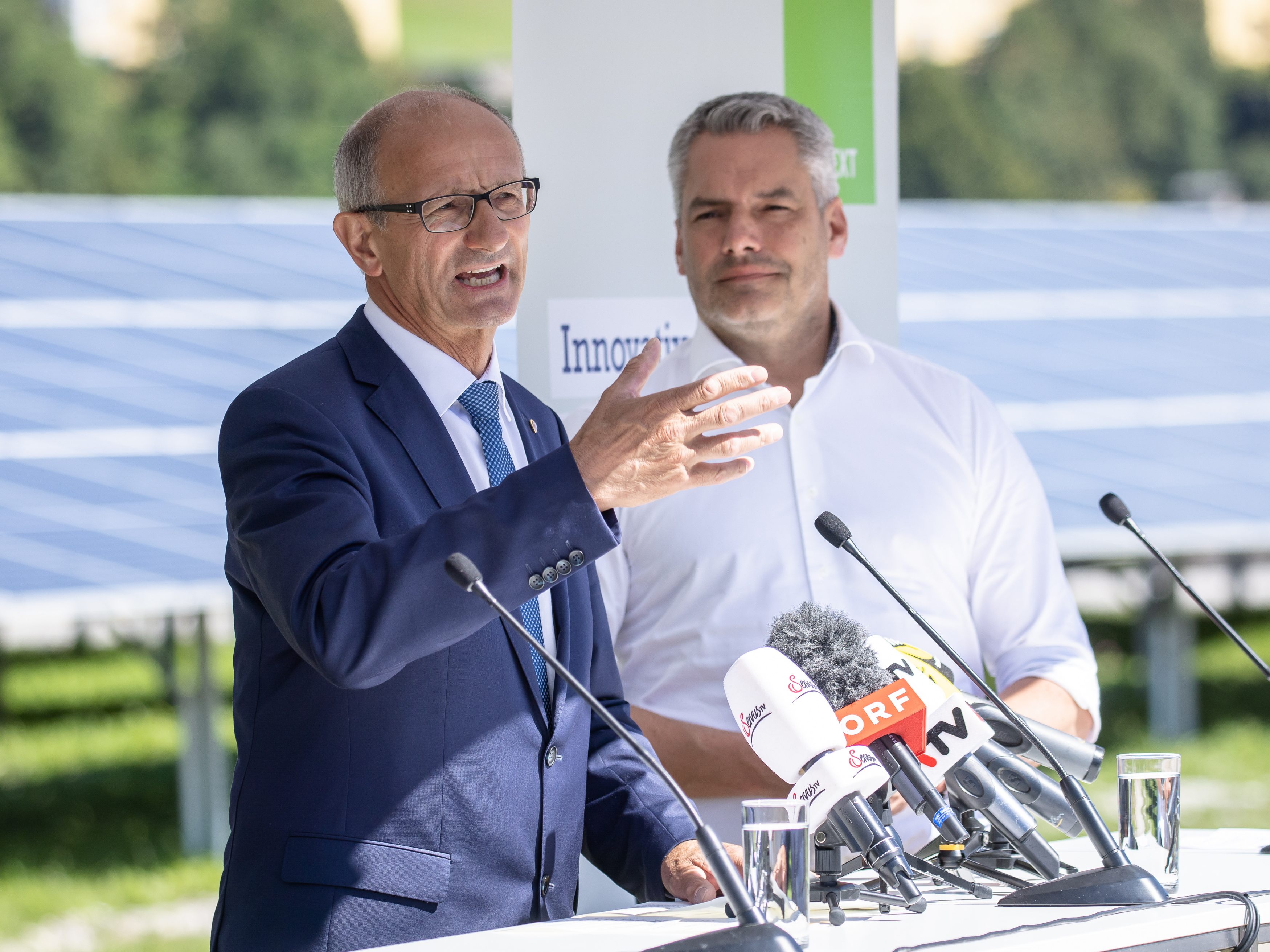 Kanzler Nehammer und ÖVP-Tirol-Spitzenkandidat Mattle bei einer Pressekonferenz am Dienstag.