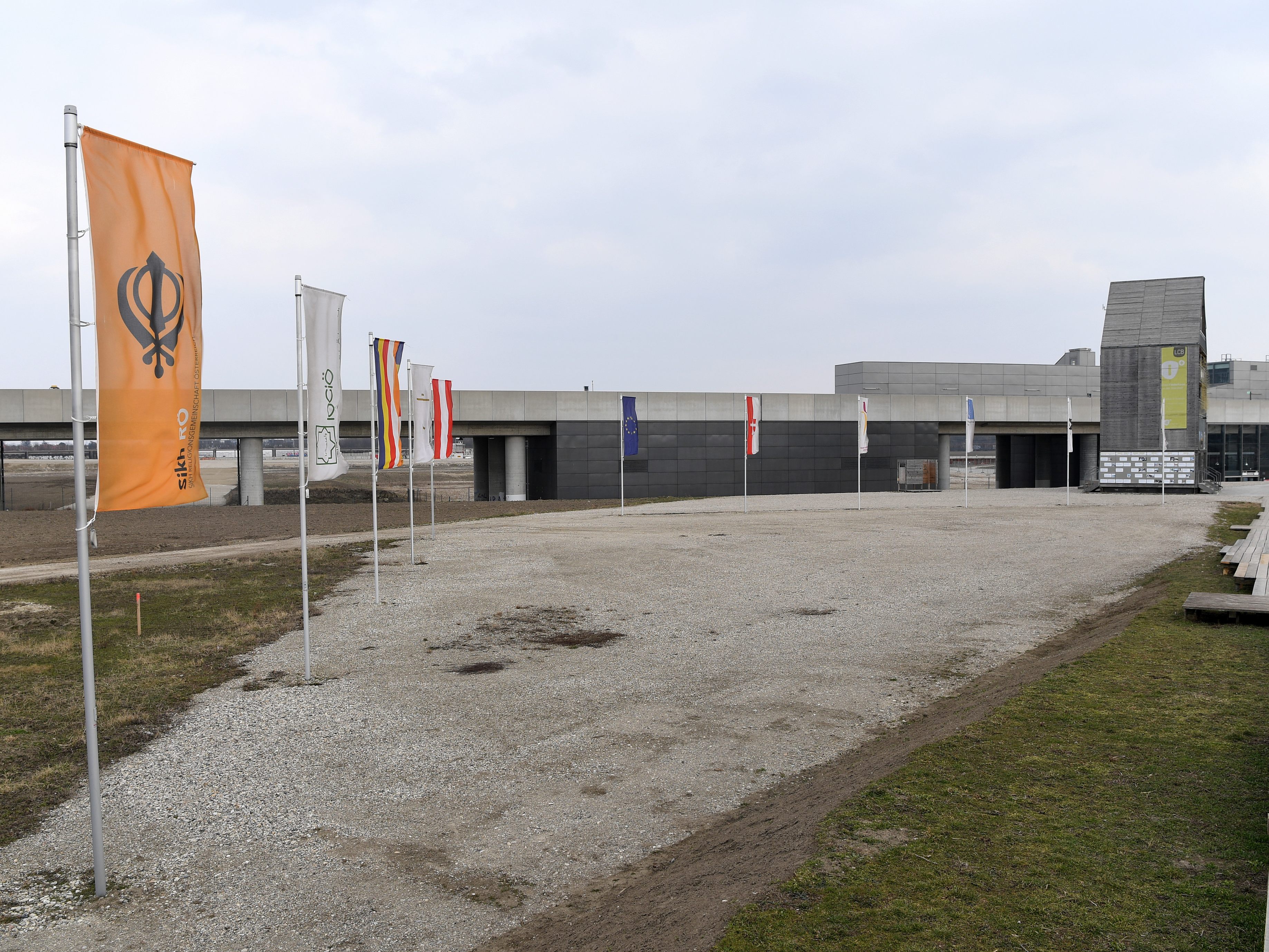 Die Fahne der jüdischen Glaubensgemeinschaft wurde am "Campus der Religionen" in der Wiener Seestadt heruntergerissen. Die Fahne der jüdischen Glaubensgemeinschaft wurde am "Campus der Religionen" in der Wiener Seestadt heruntergerissen.