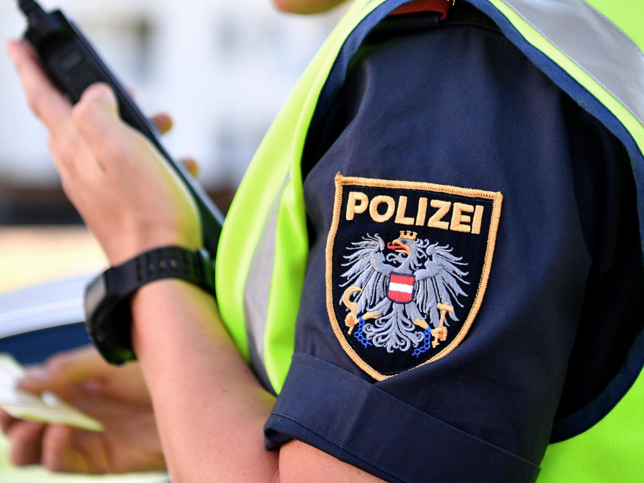 Die Polizei nahm einen 32-Jährigen in Wien-Favoriten fest, weil er mit einem Rasiermesser auf einen Passanten losging. Die Polizei nahm einen 32-Jährigen in Wien-Favoriten fest, weil er mit einem Rasiermesser auf einen Passanten losging.