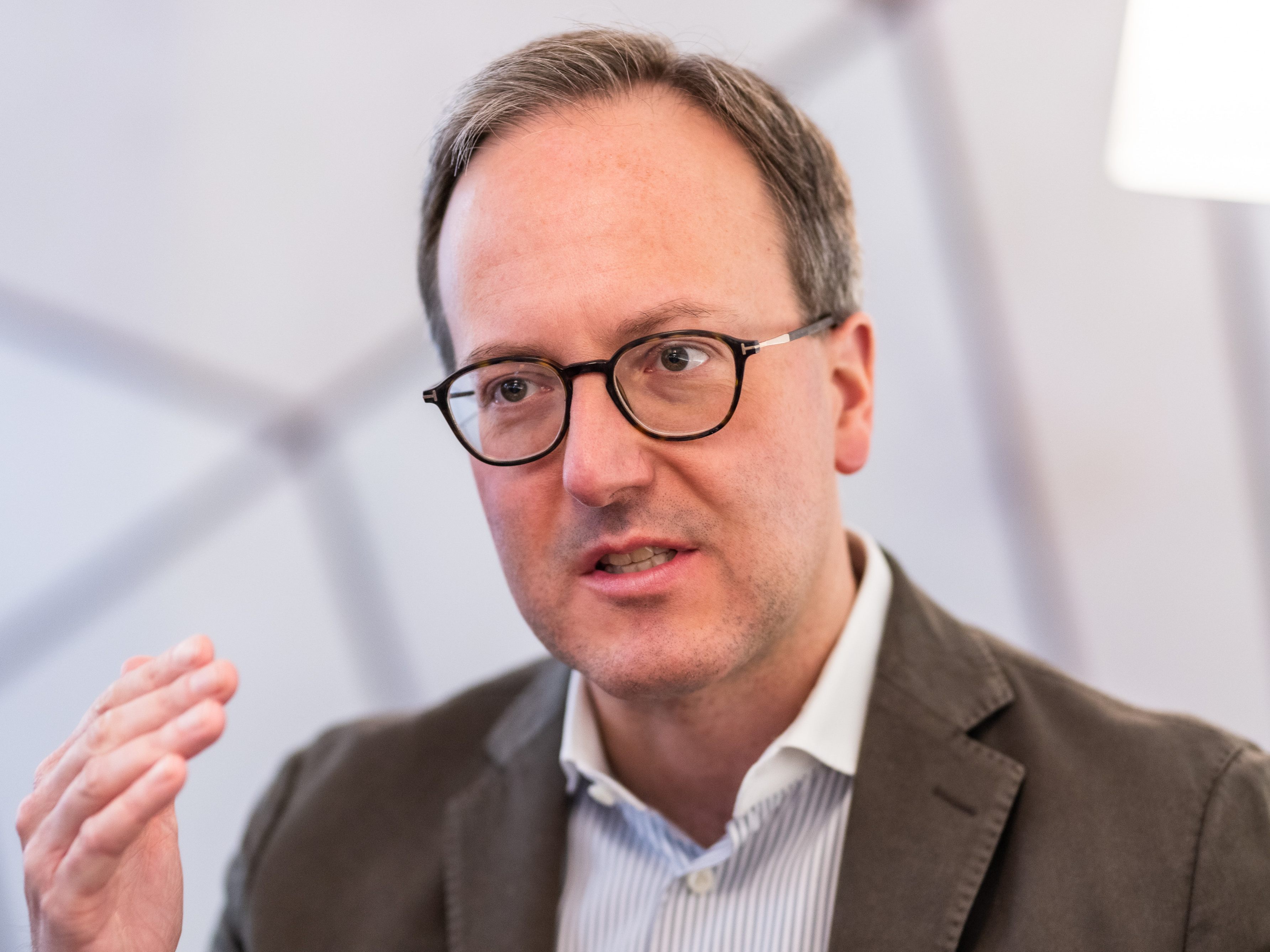 NEOS-Spitzenkandidat Dominik Oberhofer kritisiert vor der Tirol-Wahl die ÖVP.