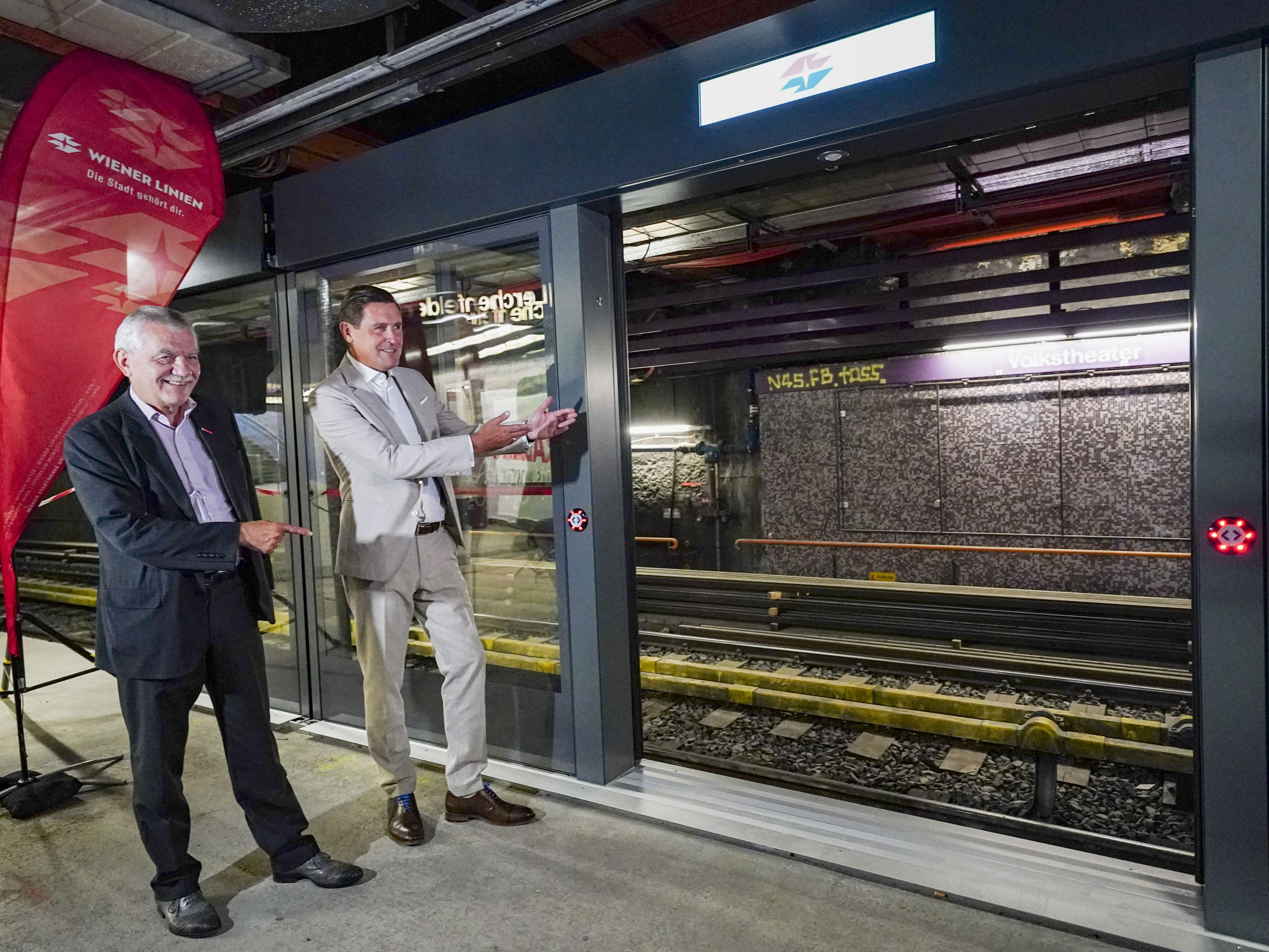 In der U-Bahn-Station Volkstheater in Wien ist der Einbau von zwei U5-Bahnsteigtüren erfolgt.