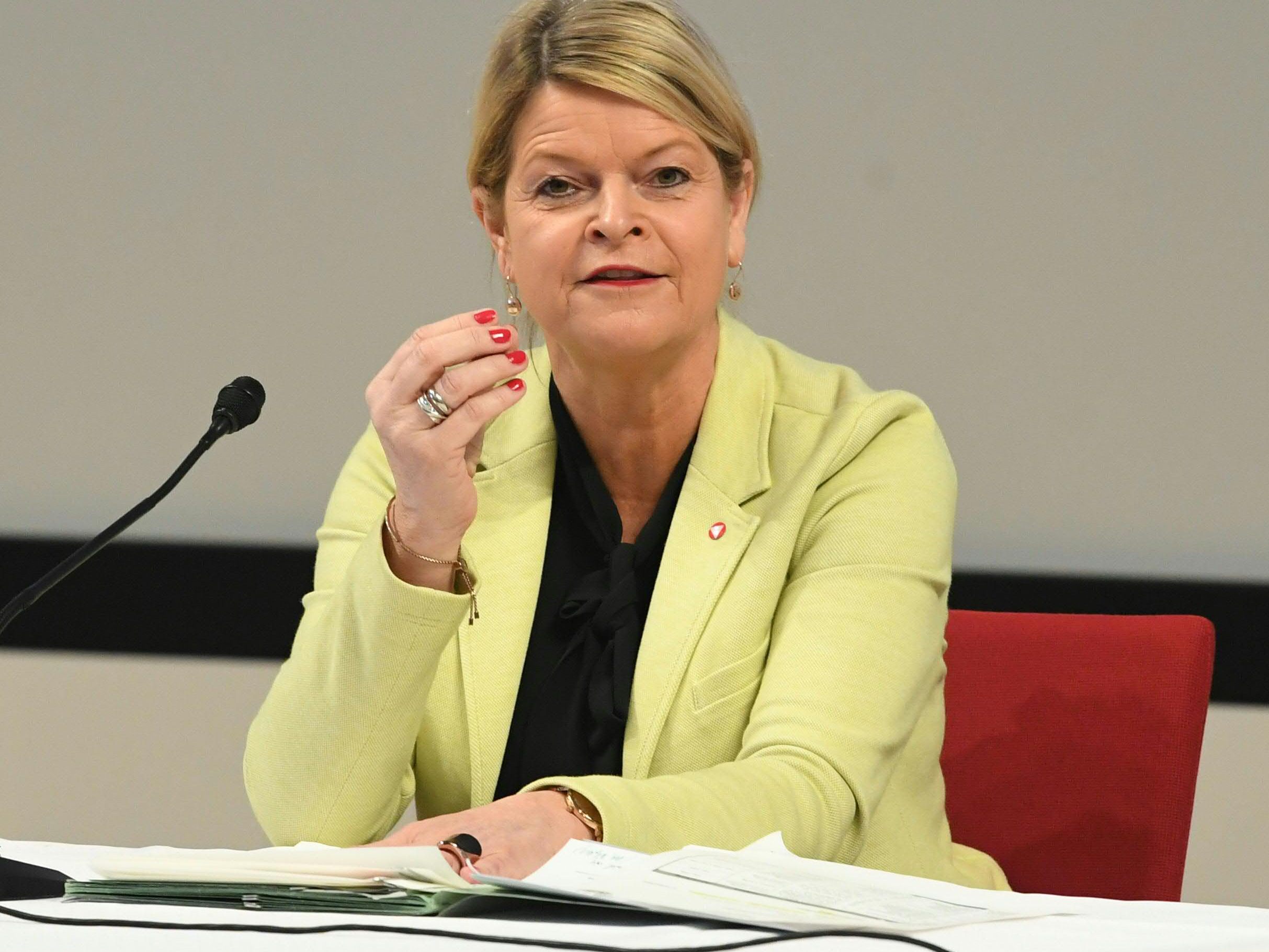 Ministerin Tanner führt Mitte August persönliche Gespräche mit den Kandidaten. Ministerin Tanner führt Mitte August persönliche Gespräche mit den Kandidaten.