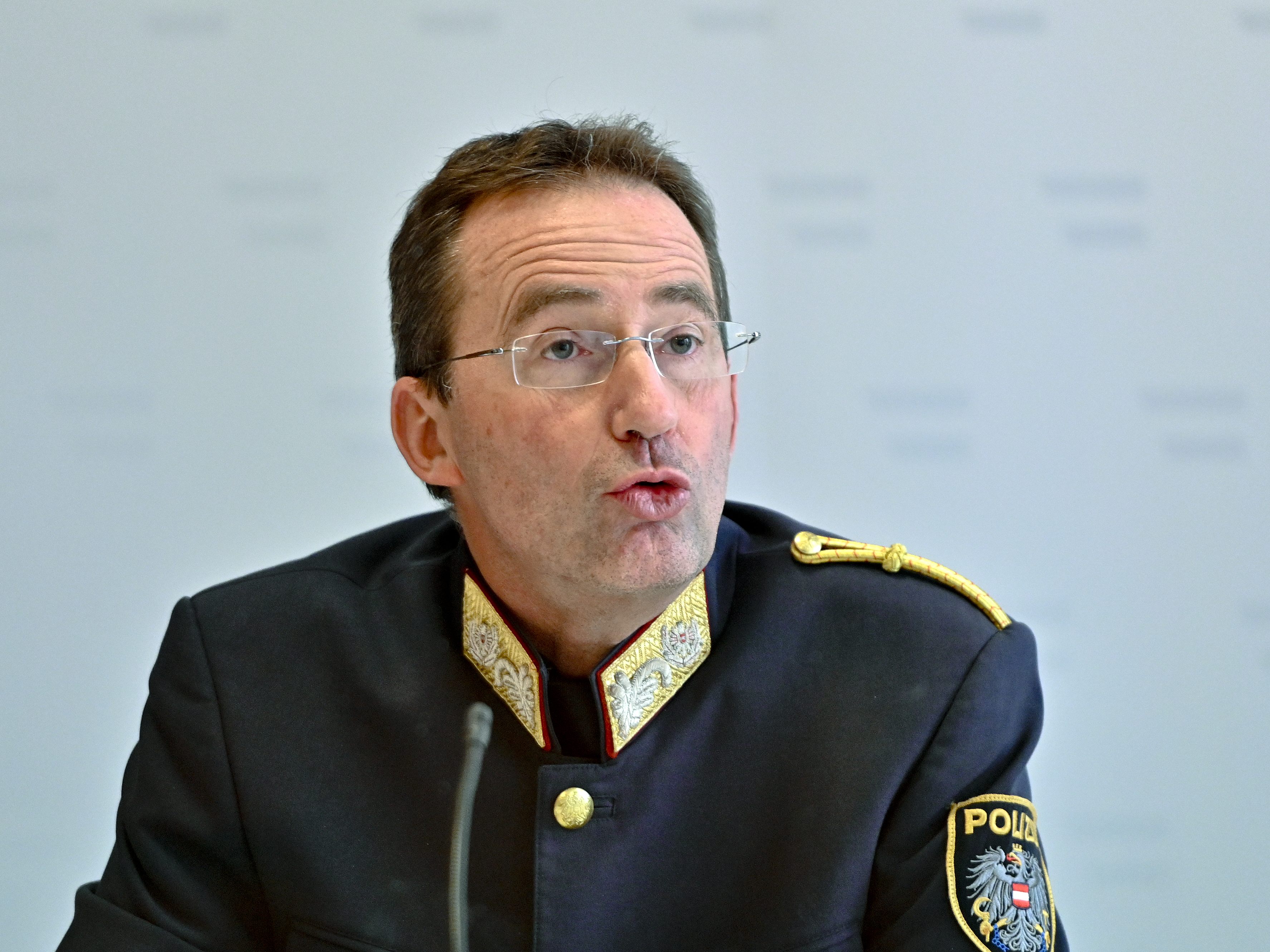 Die Wiener Landespolizei unter Polizeipräsident Gerhard Pürstl erklärte am Dienstag: Es habe sich dabei lediglich "um eine subjektive Veranschaulichung einzelner Teilnehmer der Veranstaltung". Die Wiener Landespolizei unter Polizeipräsident Gerhard Pürstl erklärte am Dienstag: Es habe sich dabei lediglich "um eine subjektive Veranschaulichung einzelner Teilnehmer der Veranstaltung".