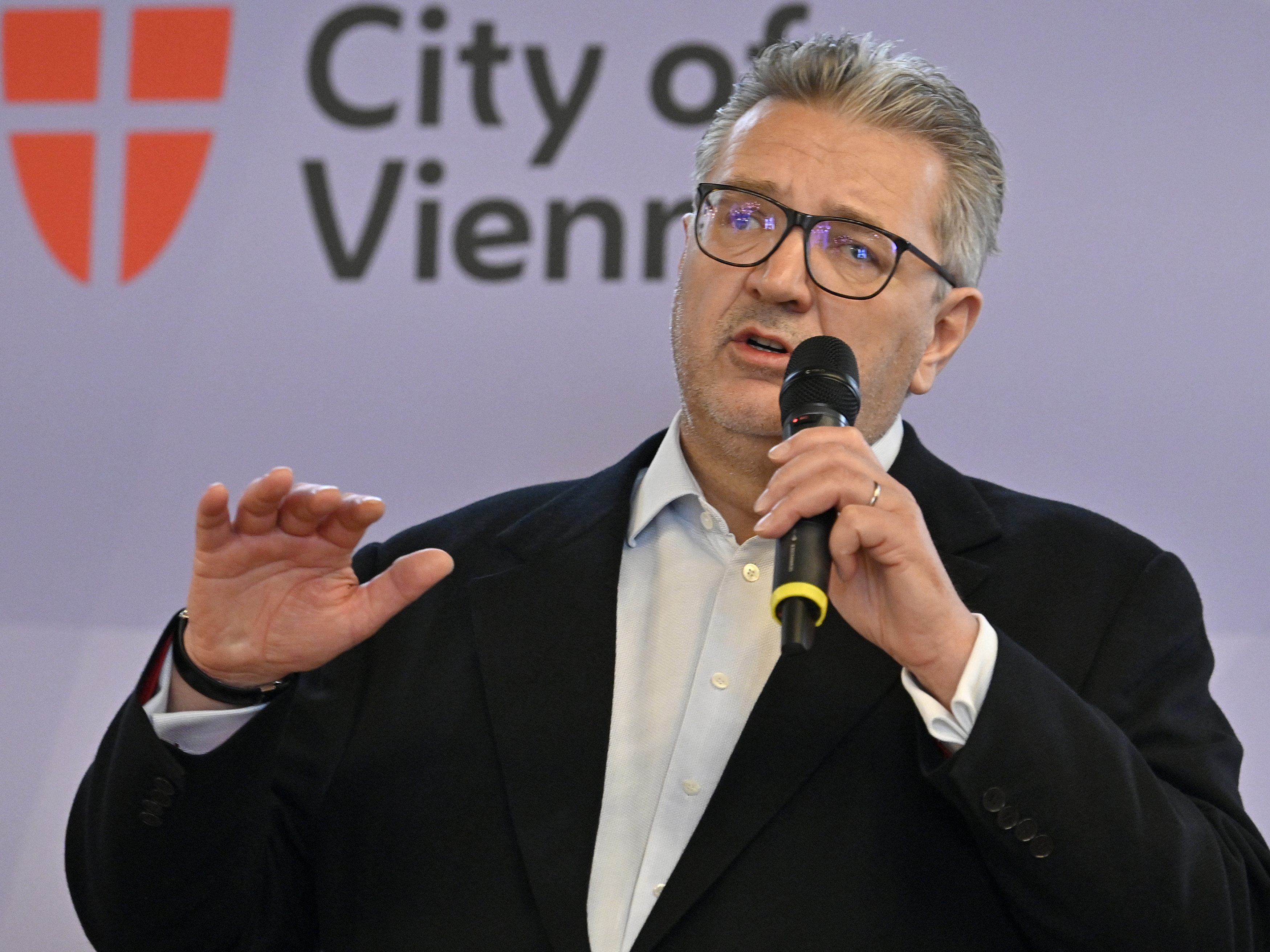 Sozialstadtrat Peter Hacker und FSW-Geschäftsführerin Anita Bauer gaben bekannt, dass der Fonds Soziales Wien 2021 1,96 Mrd. Euro ausgab..