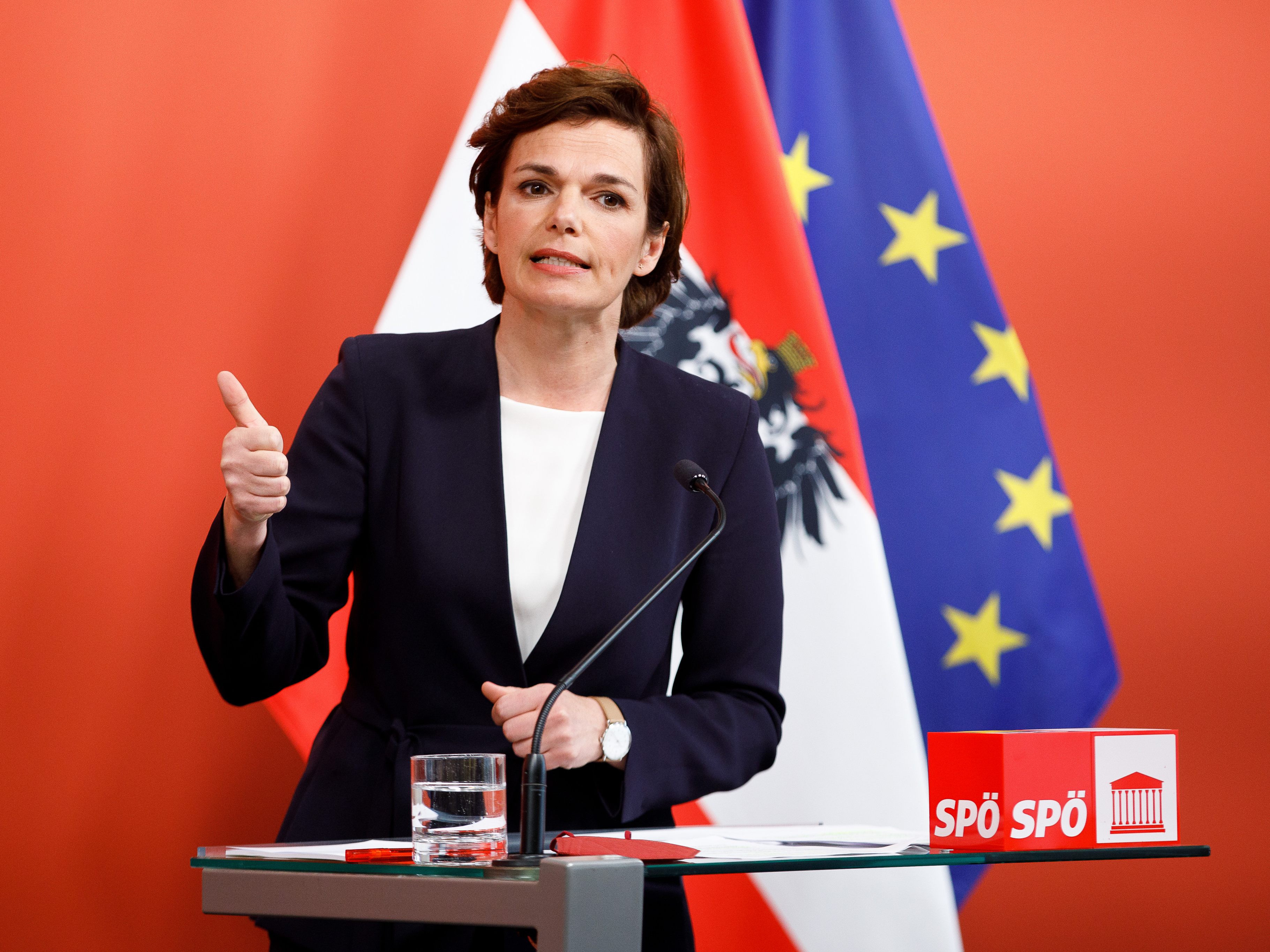 Rendi-Wagner droht mit Ministerklage gegen Kocher. Rendi-Wagner droht mit Ministerklage gegen Kocher.