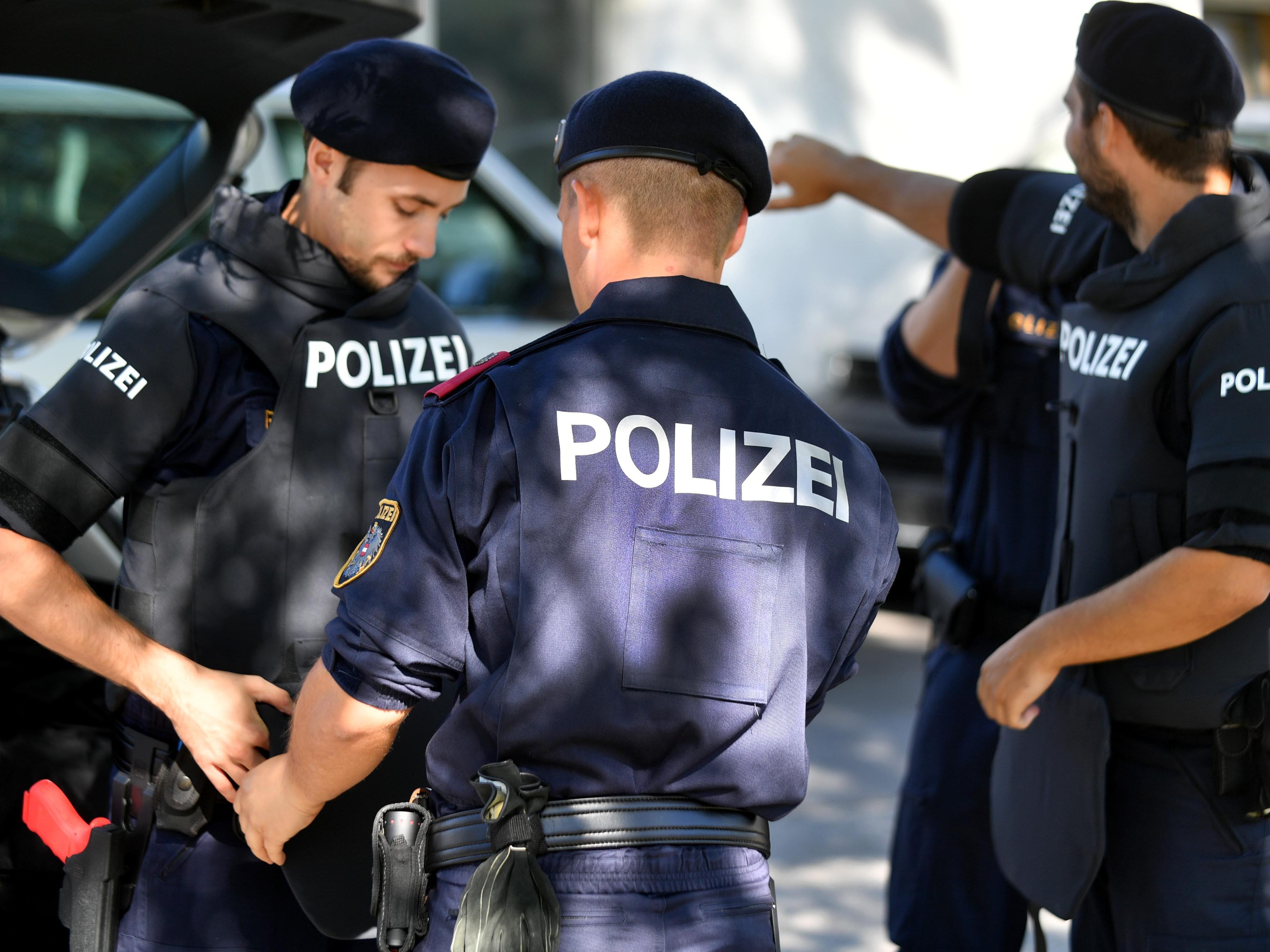 Zu einem mutmaßlichen Taschendiebstahl in einer Straßenbahn in Wien-Wieden wurde die Polizei am Freitag gerufen. Zu einem mutmaßlichen Taschendiebstahl in einer Straßenbahn in Wien-Wieden wurde die Polizei am Freitag gerufen.