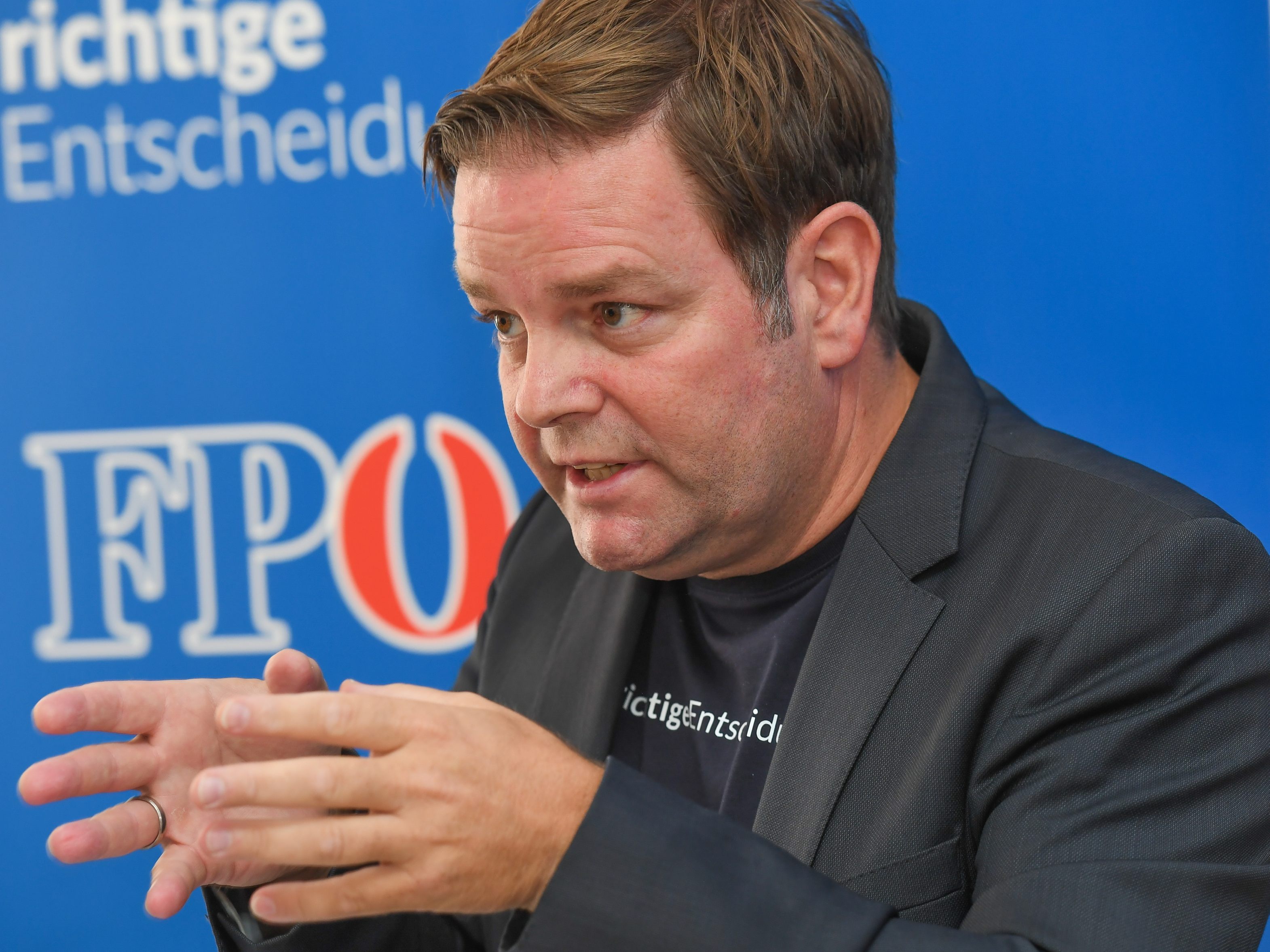 FPÖ-Chef Abwerzger wendet sich mit einem "Offenem Brief" an ÖVP-Wähler. FPÖ-Chef Abwerzger wendet sich mit einem "Offenem Brief" an ÖVP-Wähler.