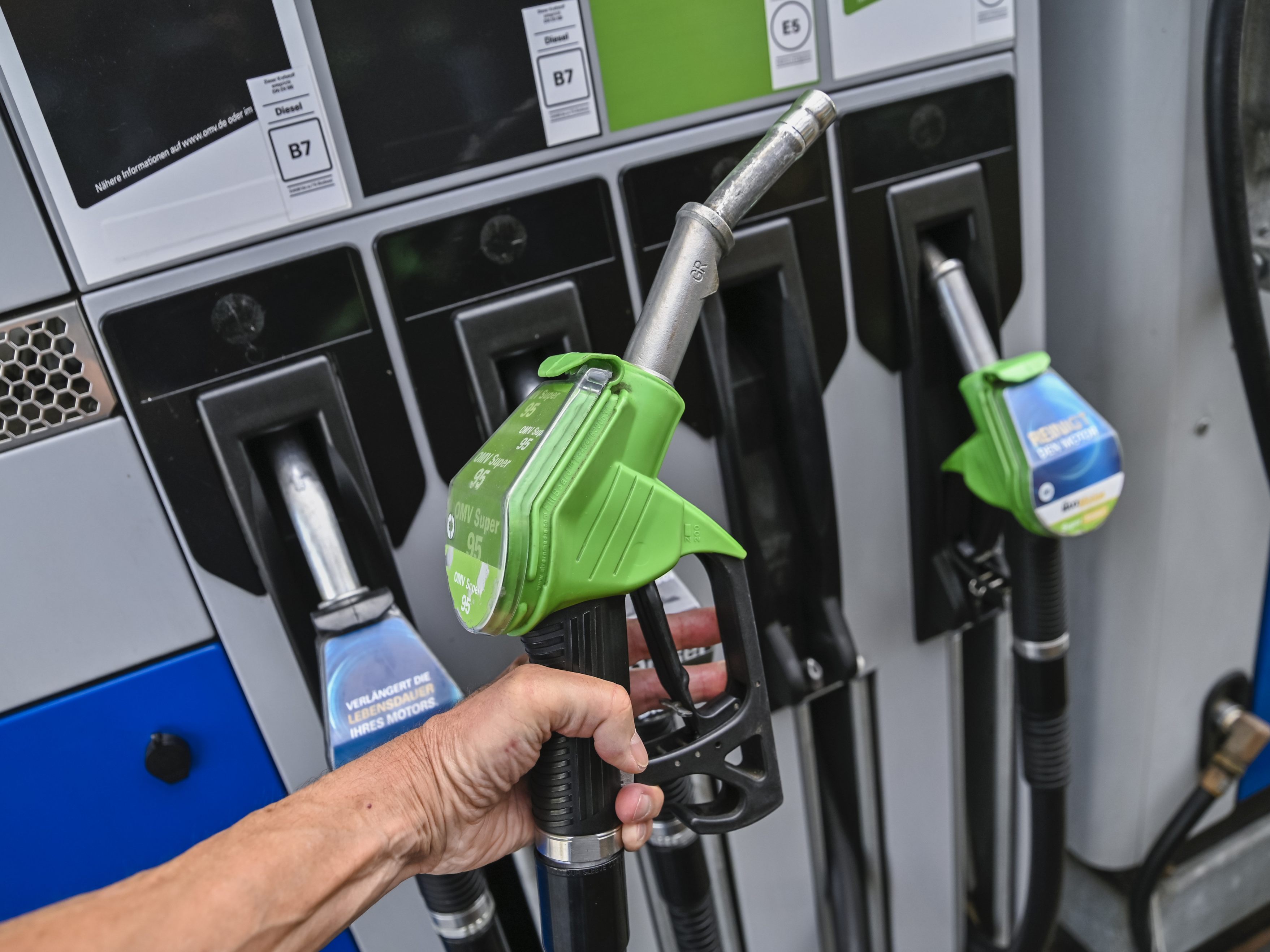Die Spritpreise sanken in Österreich im Juli 2022 im Vergleich zum Juni wieder. Die Spritpreise sanken in Österreich im Juli 2022 im Vergleich zum Juni wieder.