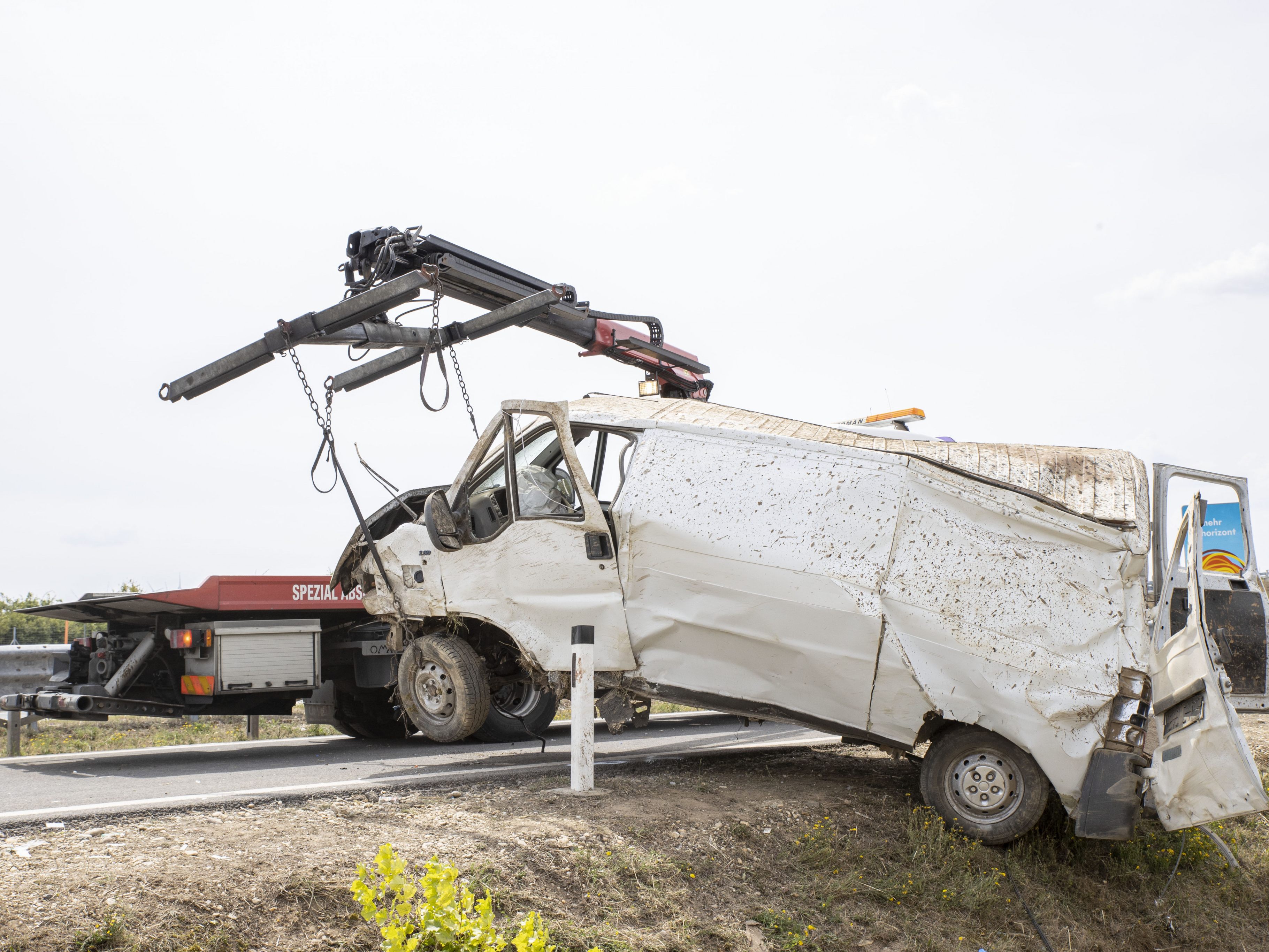 Beim Unfall eines Schlepperfahrzeugs starben am Samstag drei Menschen.