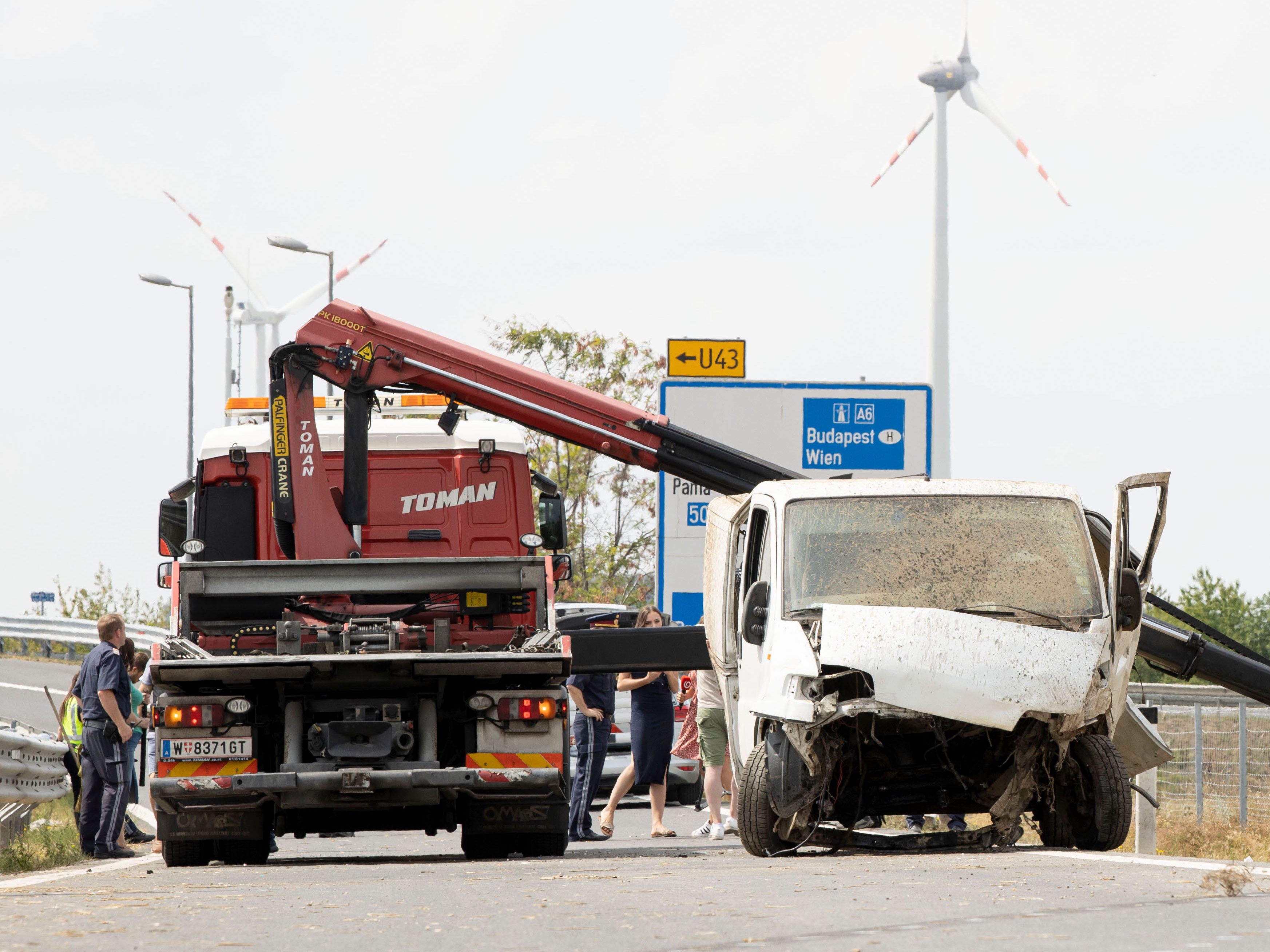 Beim Unfall des Schlepperfahrzeugs wurden drei Menschen getötet. Beim Unfall des Schlepperfahrzeugs wurden drei Menschen getötet.