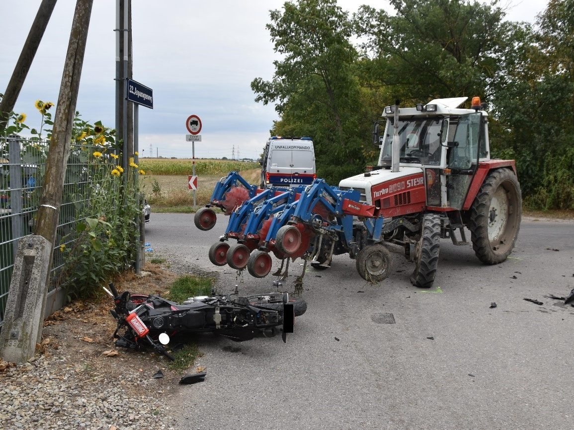 Unfall in Wien-Donaustadt: Mopedfahrer krachte in Traktor-Pflug.