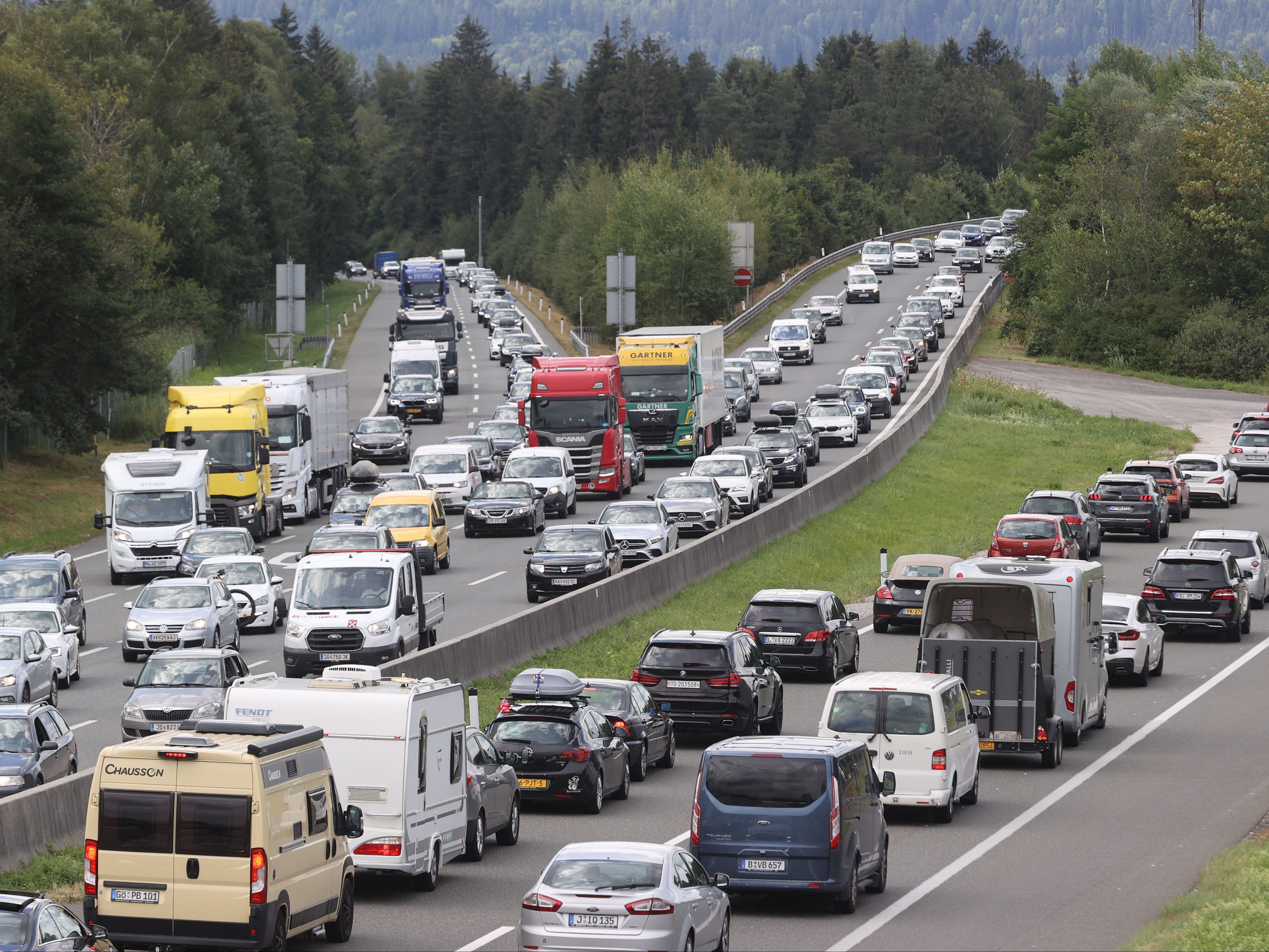 Das verlängerte Wochenende begann auch in Österreich mit Staus und Verzögerungen auf den Reiserouten.