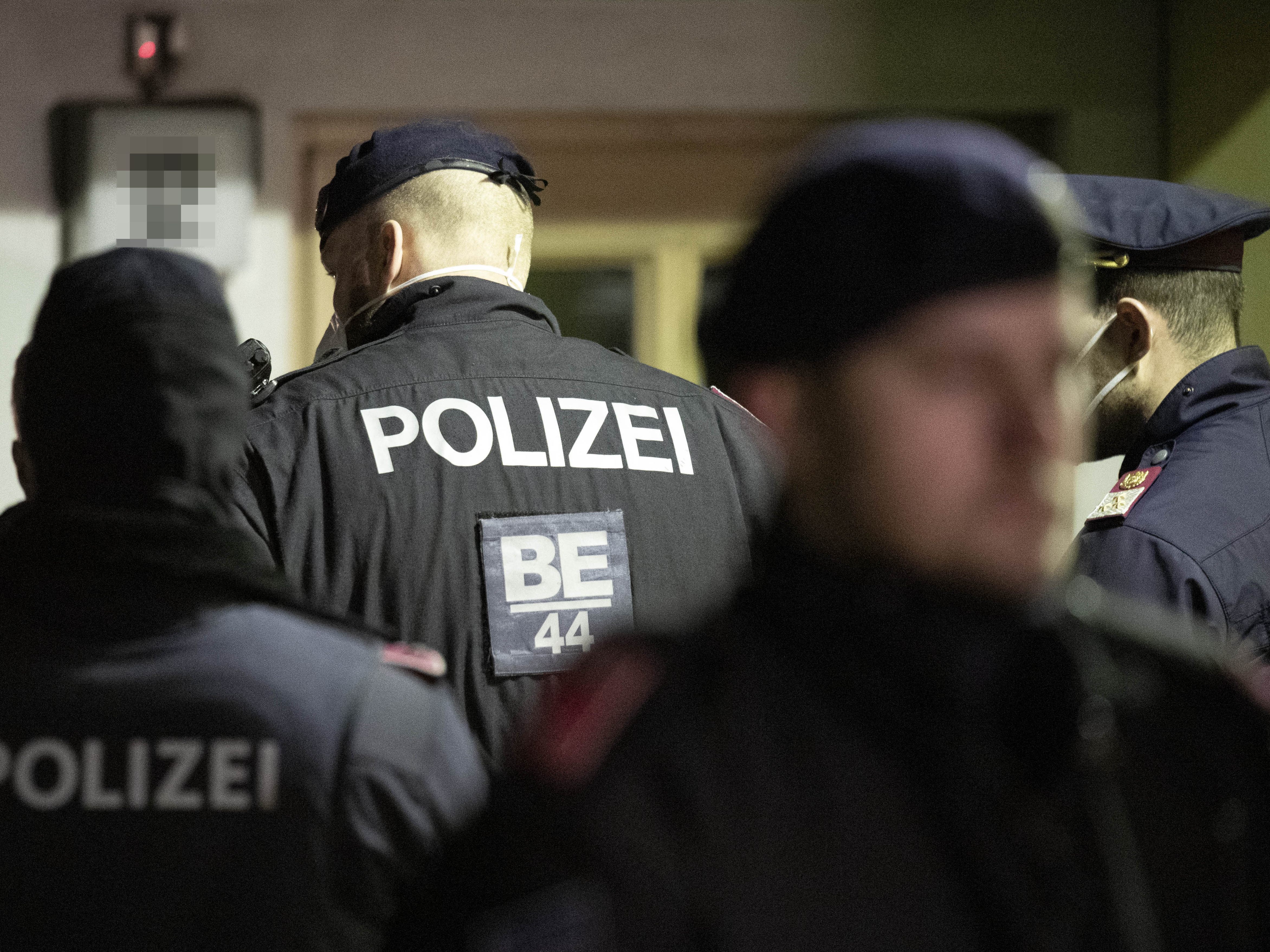Fünf Polizisten wurden verletzt (Symbolfoto)