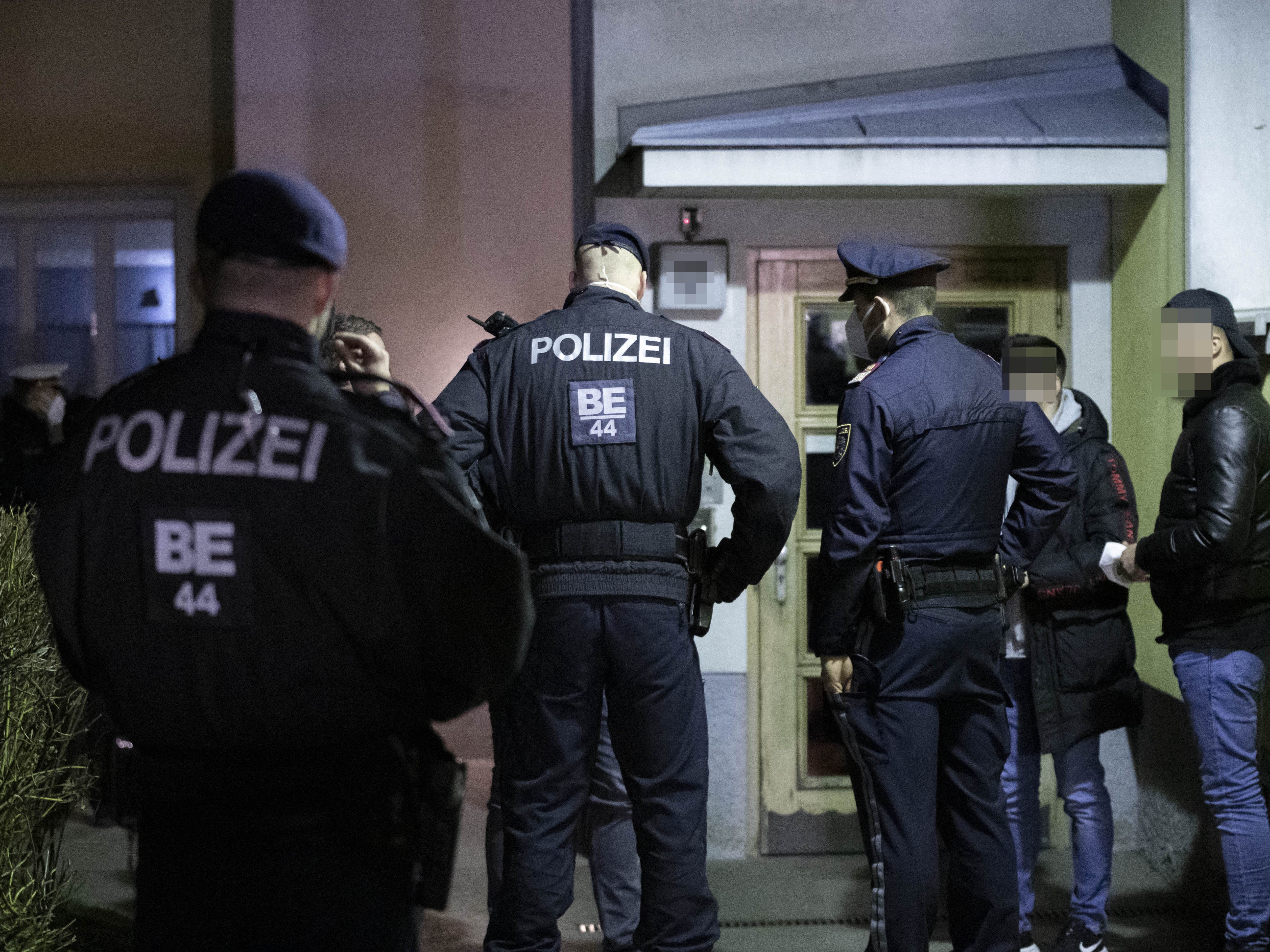 Der offensichtlich alkoholisierte Mann feuerte mit einer Pistole Schüsse auf Polizeibeamte ab.