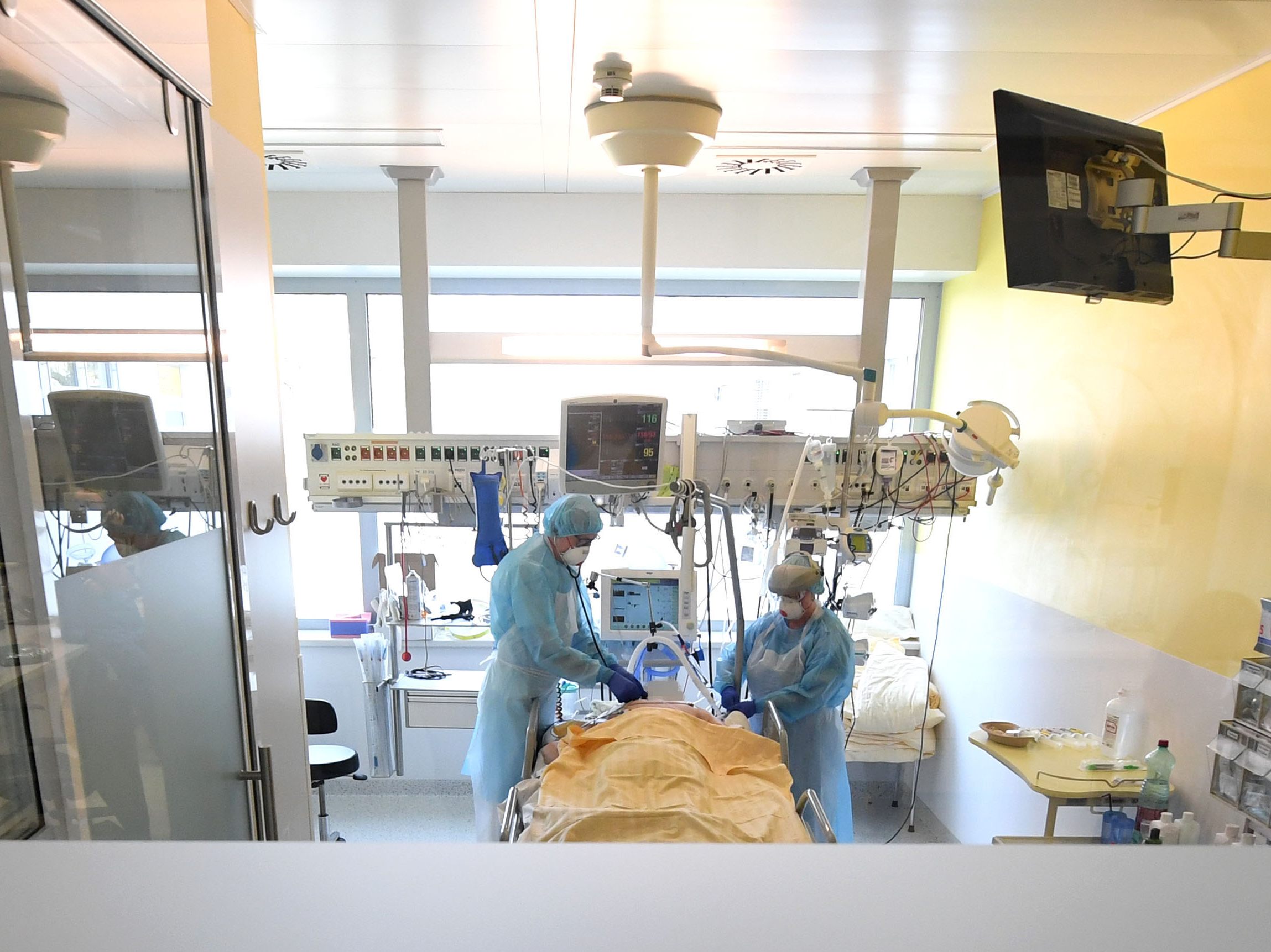 Kritischen Covid-19-Patienten soll mit einer Ohrmuschelnervenstimulation geholfen werden. Kritischen Covid-19-Patienten soll mit einer Ohrmuschelnervenstimulation geholfen werden.