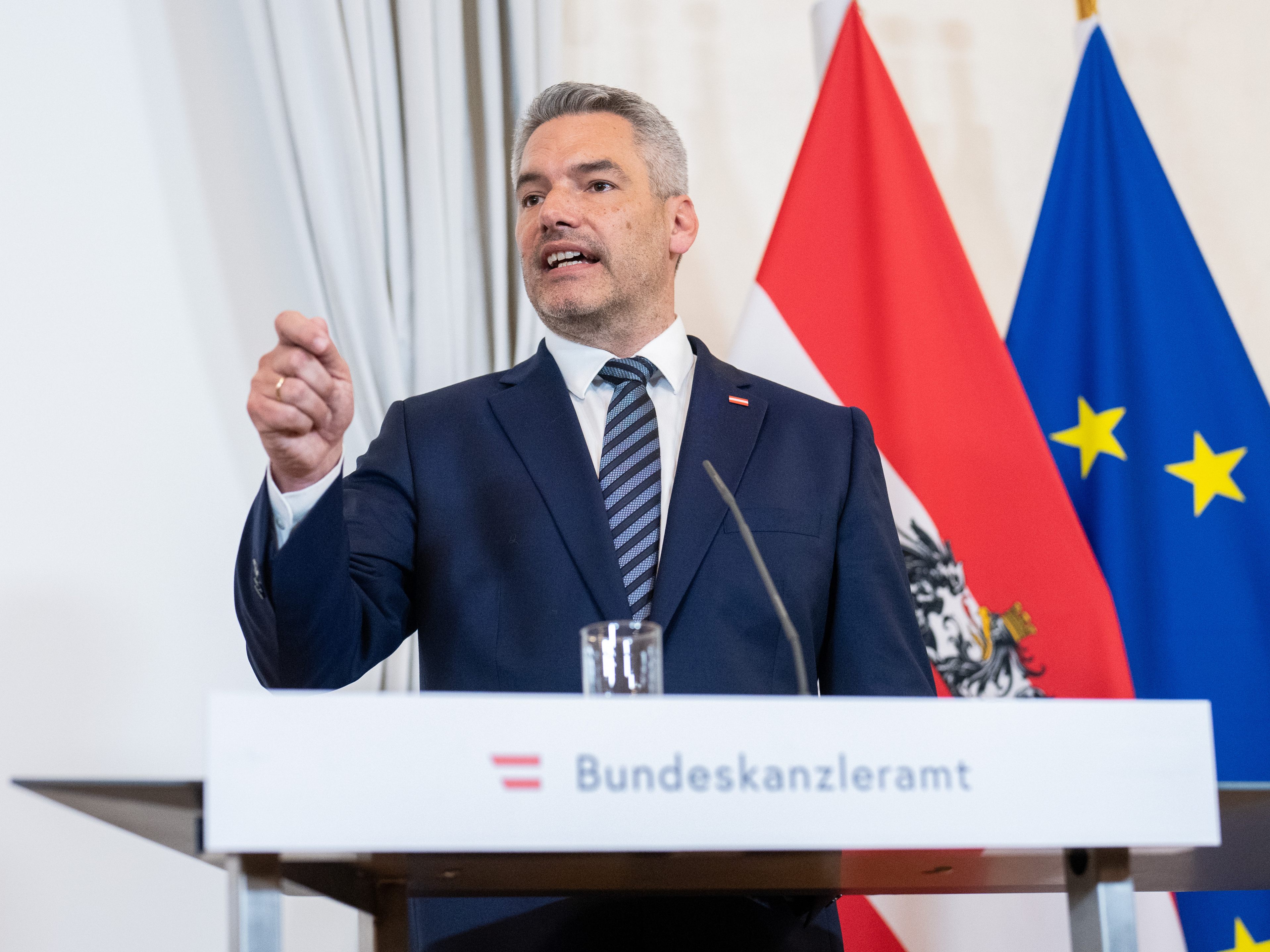 Bundeskanzler Karl Nehammer (ÖVP) äußert sich in einer Pressekonferenz zum Energiegipfel am Sonntag um 17:30 Uhr. Bundeskanzler Karl Nehammer (ÖVP) äußert sich in einer Pressekonferenz zum Energiegipfel am Sonntag um 17:30 Uhr.