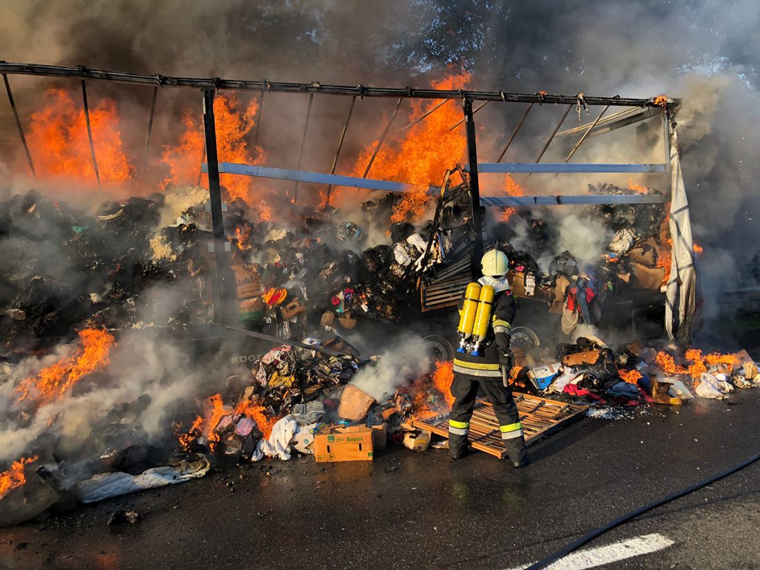 Der Lkw stand auf der A21 in Vollbrand.