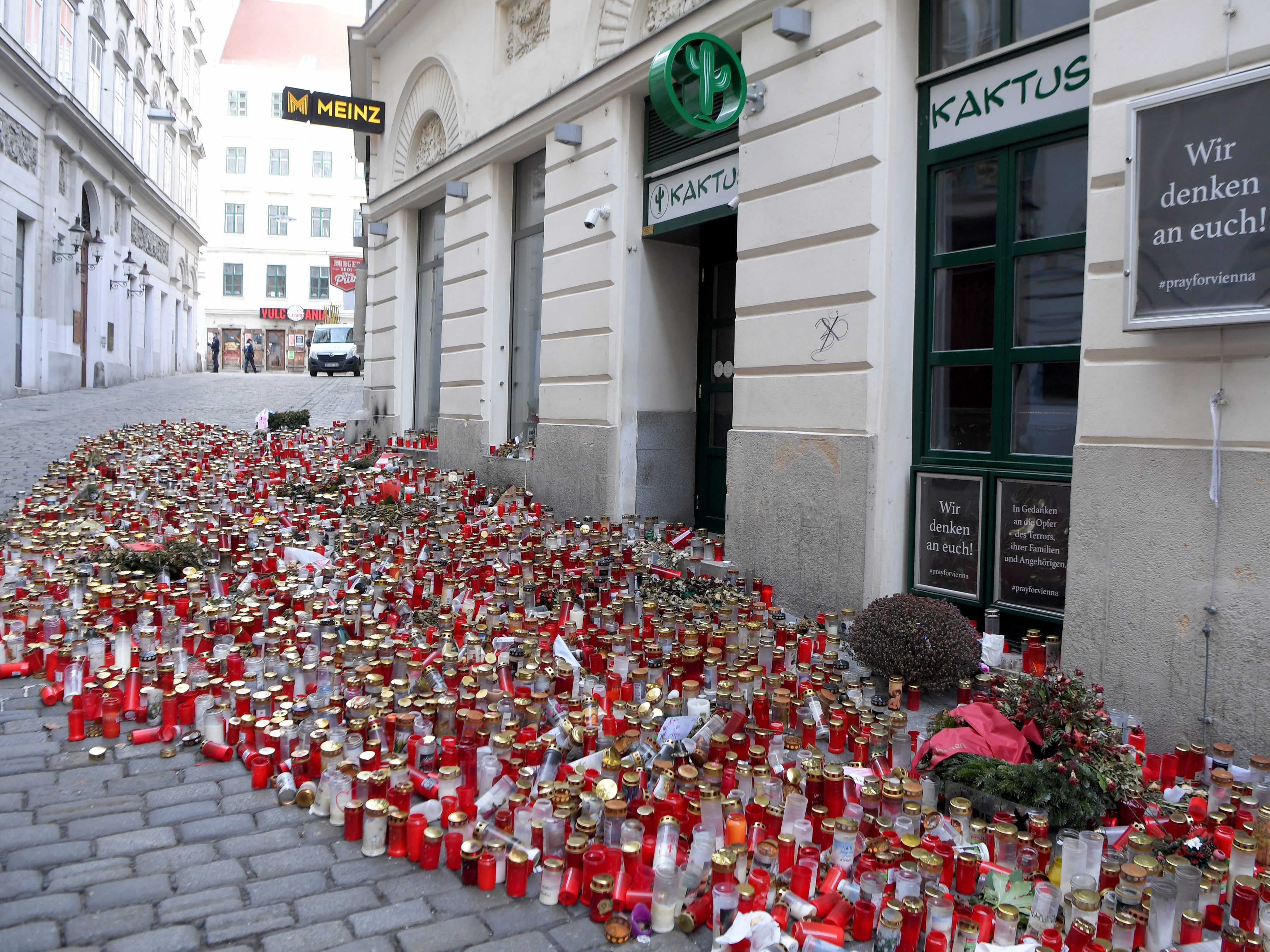 Lichtermeer vor einem Tatort des Terroranschlags in Wien 2020. Lichtermeer vor einem Tatort des Terroranschlags in Wien 2020.