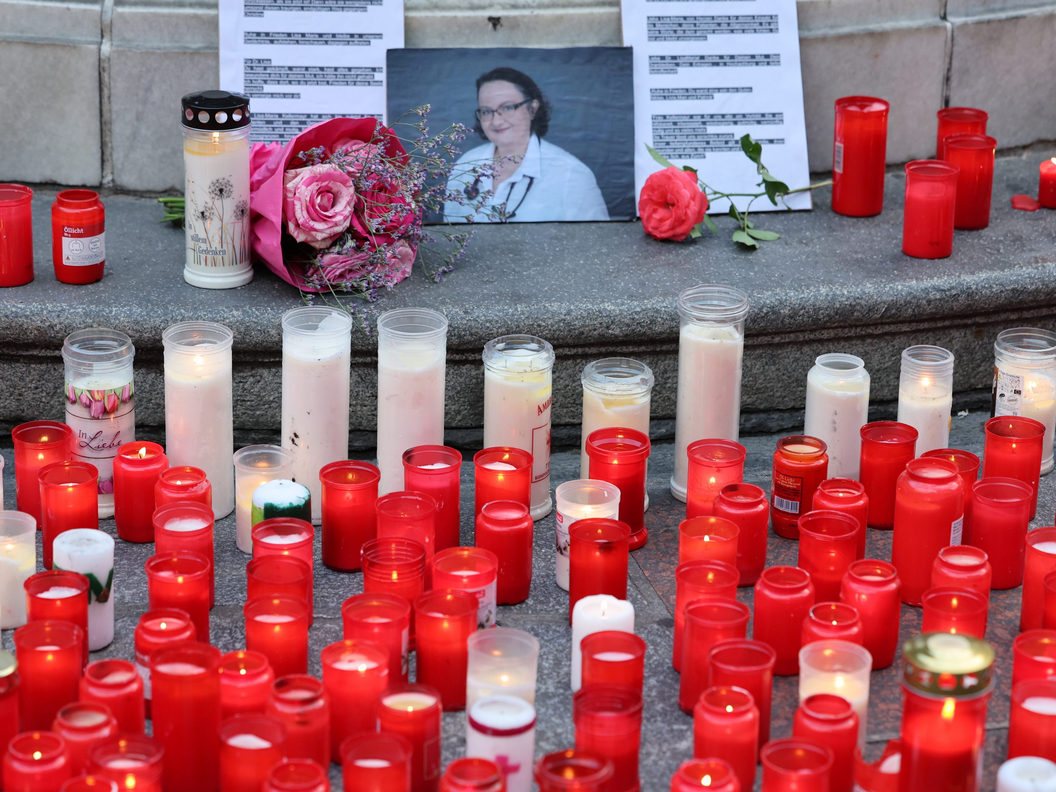 Während der Selbstmord der von Impfgegnern bedrohten Ärztin auch im Ausland hohe Wellen schlägt schweigen Nehammer, Karner und Stelzer weiter. Während der Selbstmord der von Impfgegnern bedrohten Ärztin auch im Ausland hohe Wellen schlägt schweigen Nehammer, Karner und Stelzer weiter.
