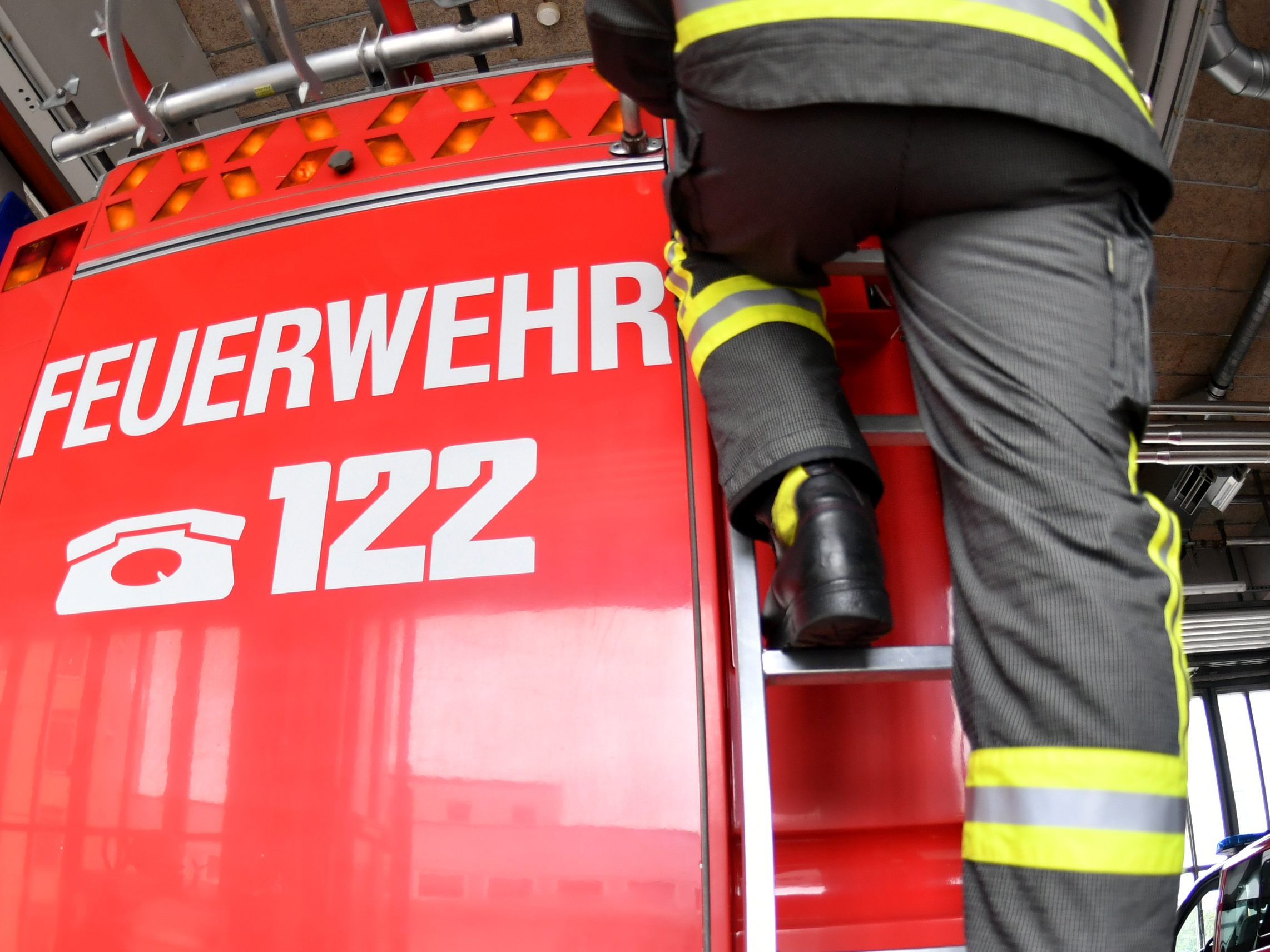 Bei einem Zimmerbrand in Wien-Donaustadt kam eine Person ums Leben.