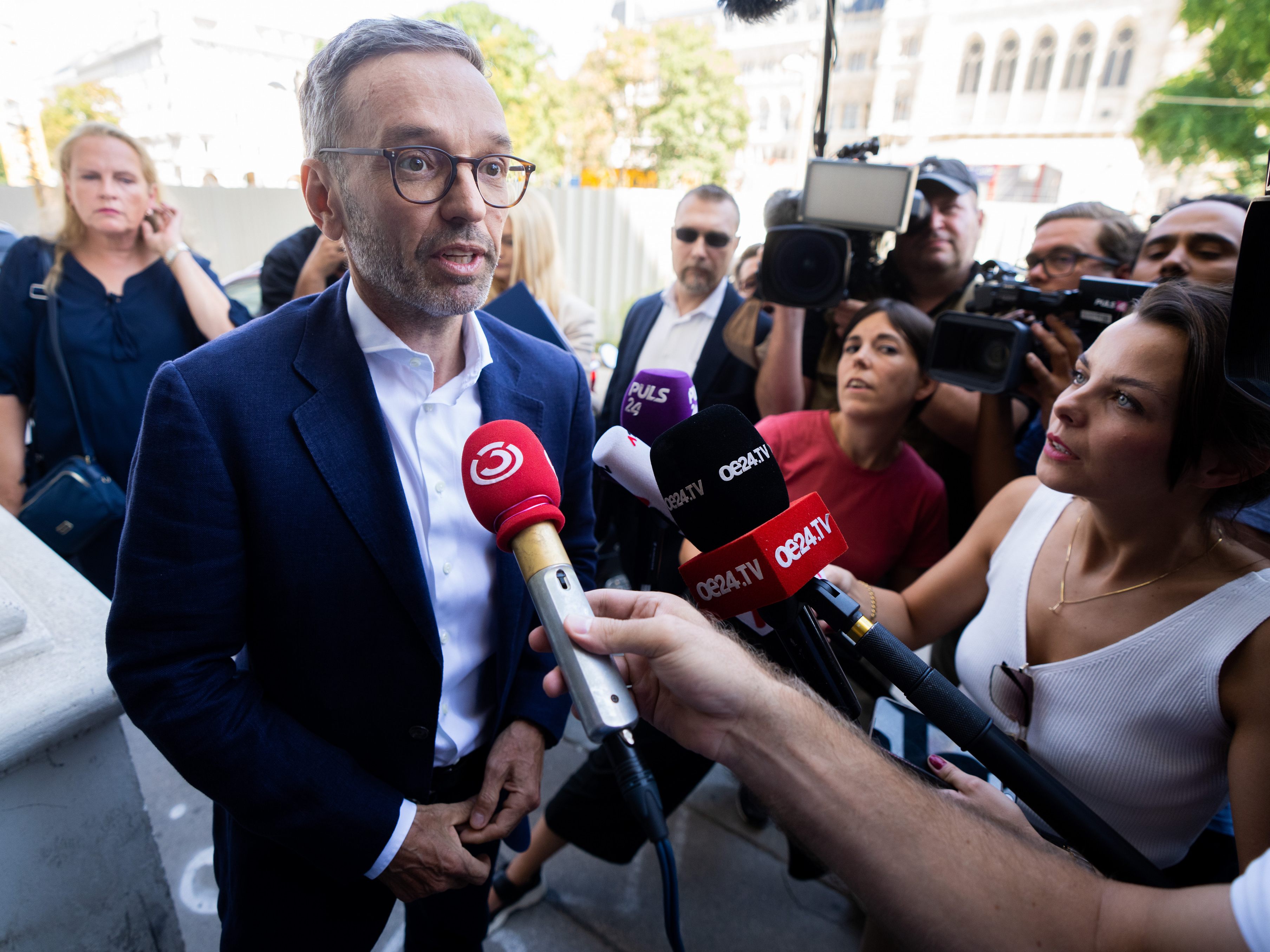 Die FPÖ demonstrierte sich geschlossen vor dem Präsidium. Die FPÖ demonstrierte sich geschlossen vor dem Präsidium.