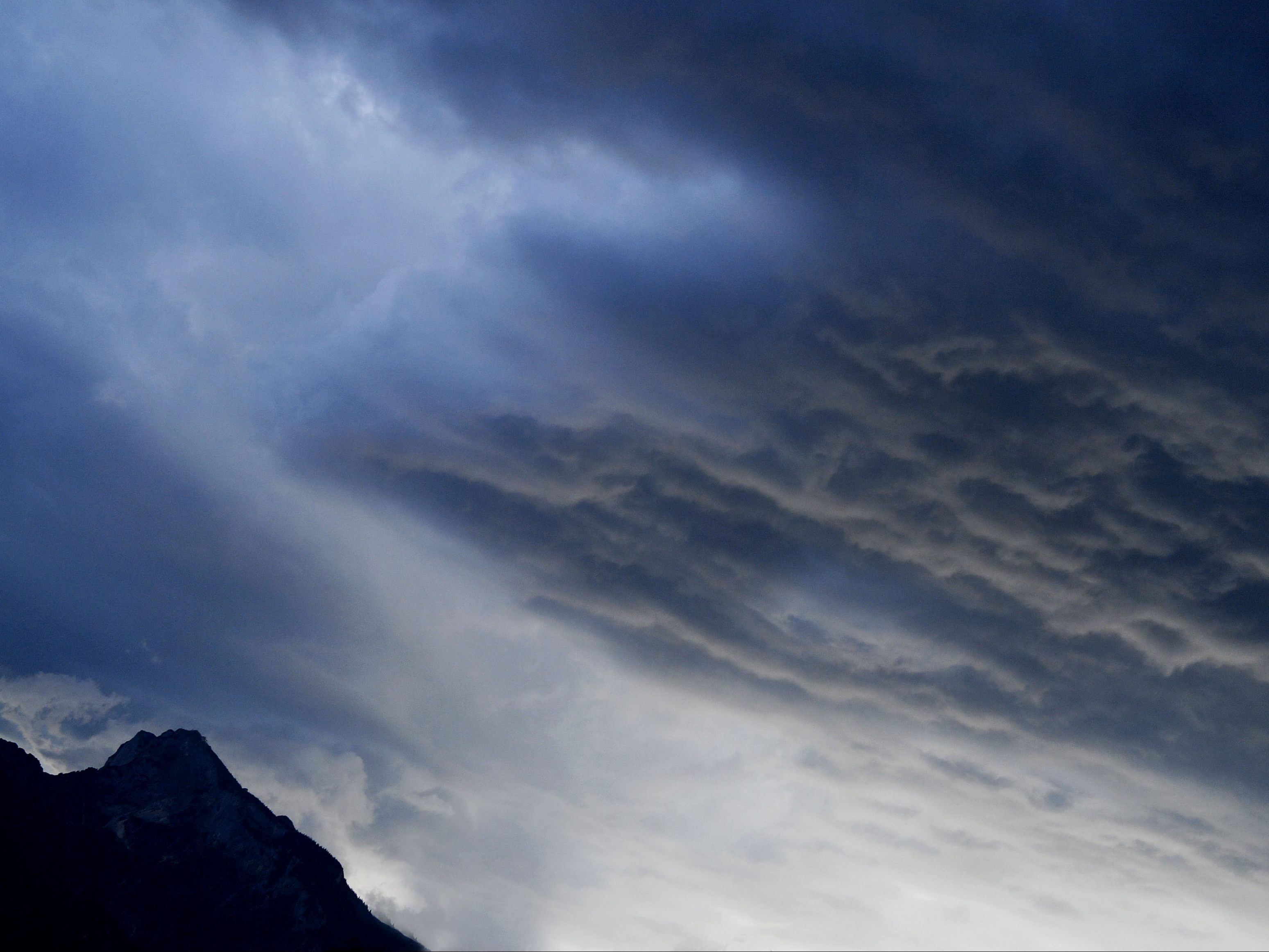 Bis Mittwoch werden wieder starke Unwetter im Osten erwartet. Bis Mittwoch werden wieder starke Unwetter im Osten erwartet.