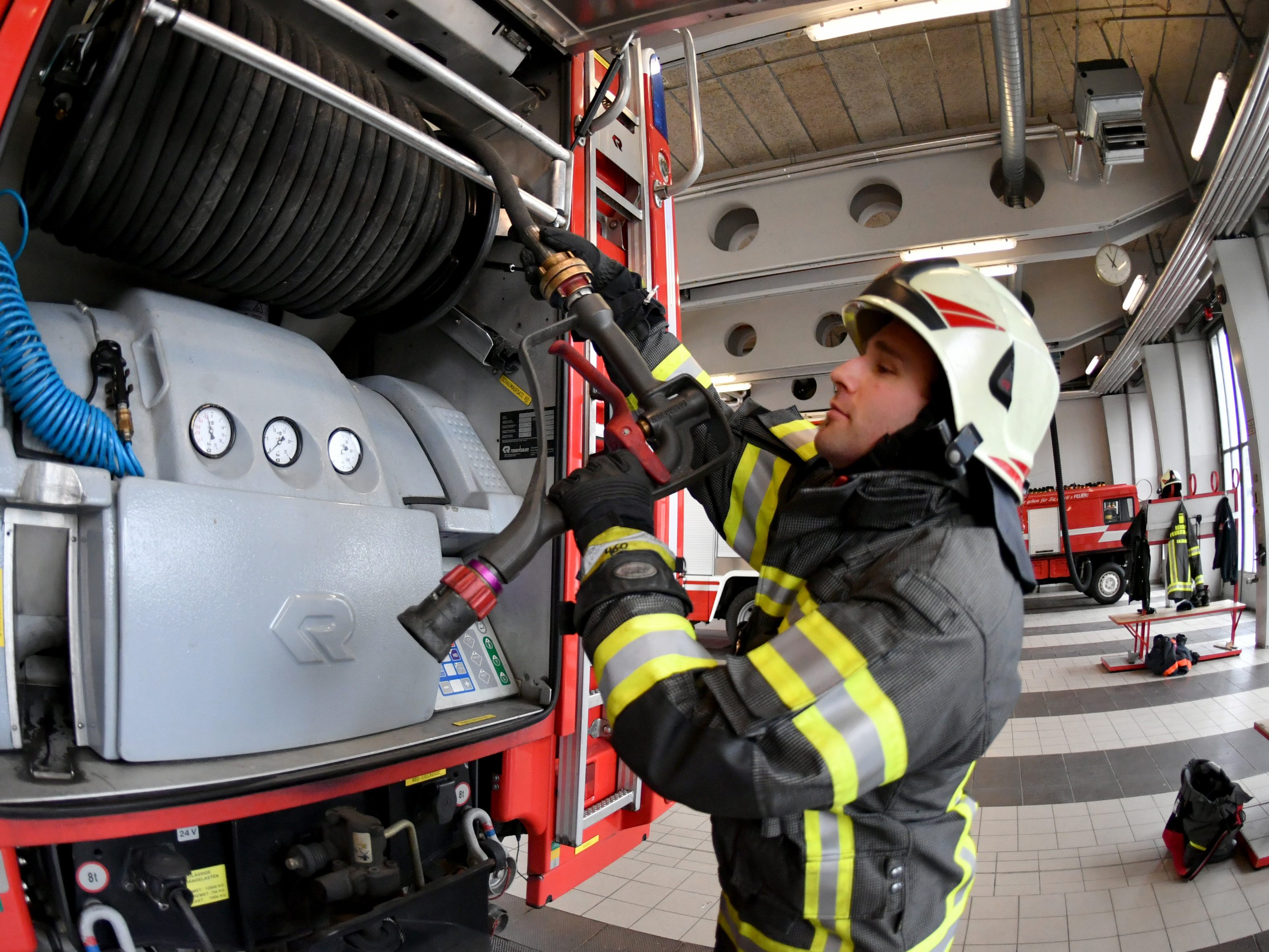 Die Einsatzkräfte der Berufsfeuerwehr Wien standen eineinhalb Stunden im Einsatz.