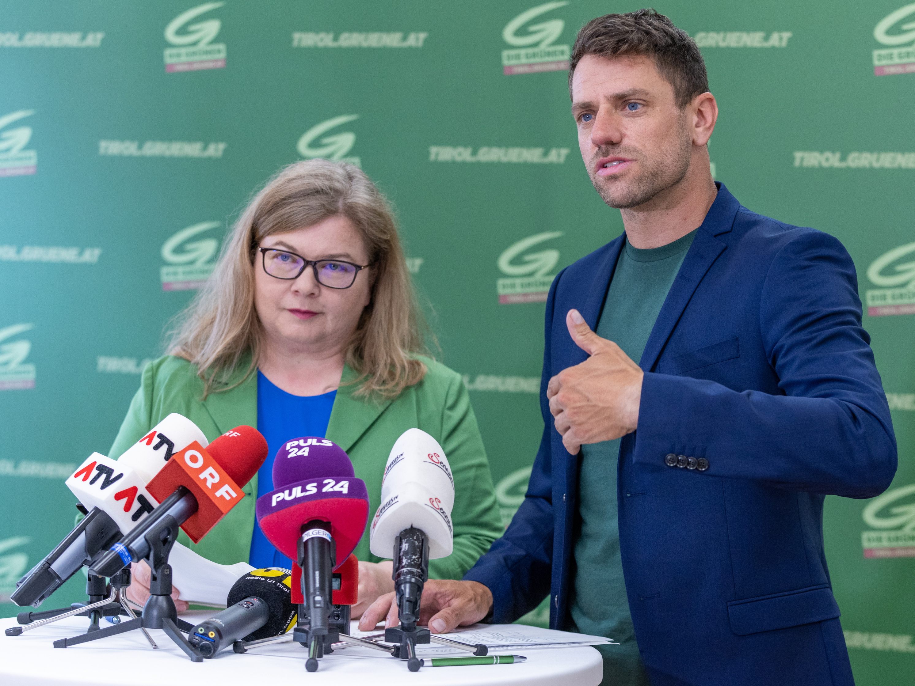 Das grüne Spitzenduo Gebi Mair und Petra Wohlfahrtstätter will sich im Tiroler Landtagswahlkampf auf eine Plakatwelle fokusieren.