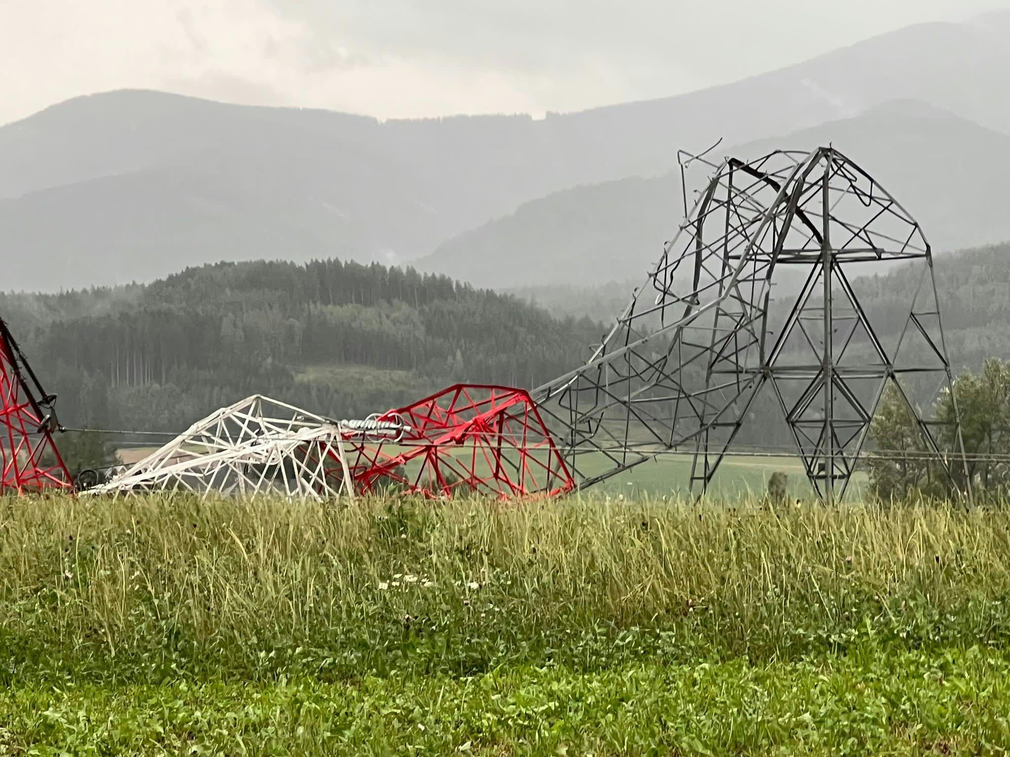 Zehntausende Haushalte hatten wegen Unwetterschäden keinen Strom. Zehntausende Haushalte hatten wegen Unwetterschäden keinen Strom.