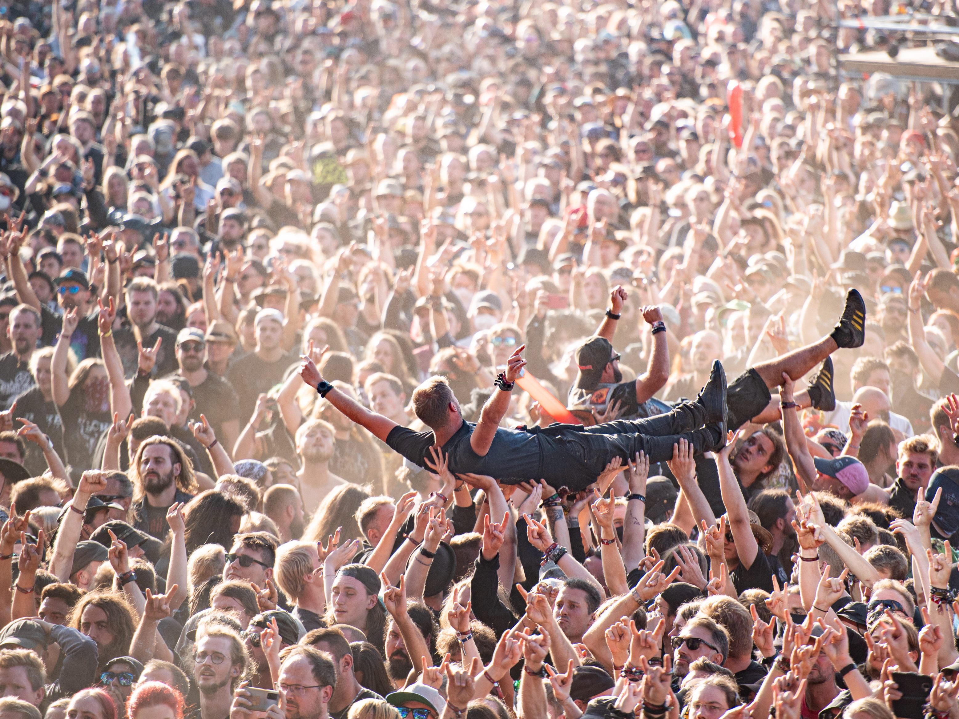 Vollgas: Crowdsurfing in der Menge am Wacken Open Air.