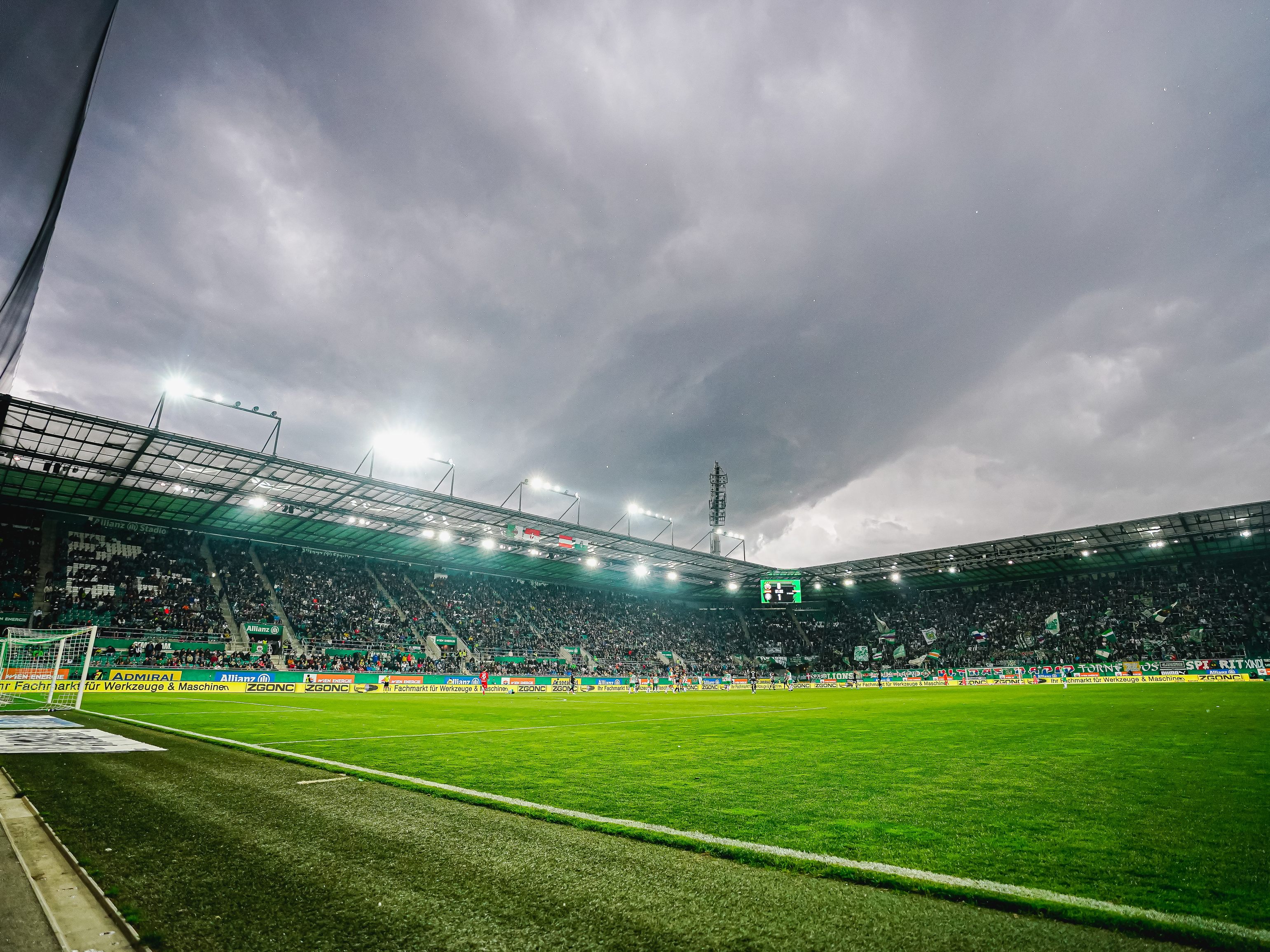 Das Köpferollen bei Rapid Wien geht weiter. Der Vertrag von Werner Kuhn wird nicht mehr verlängert.