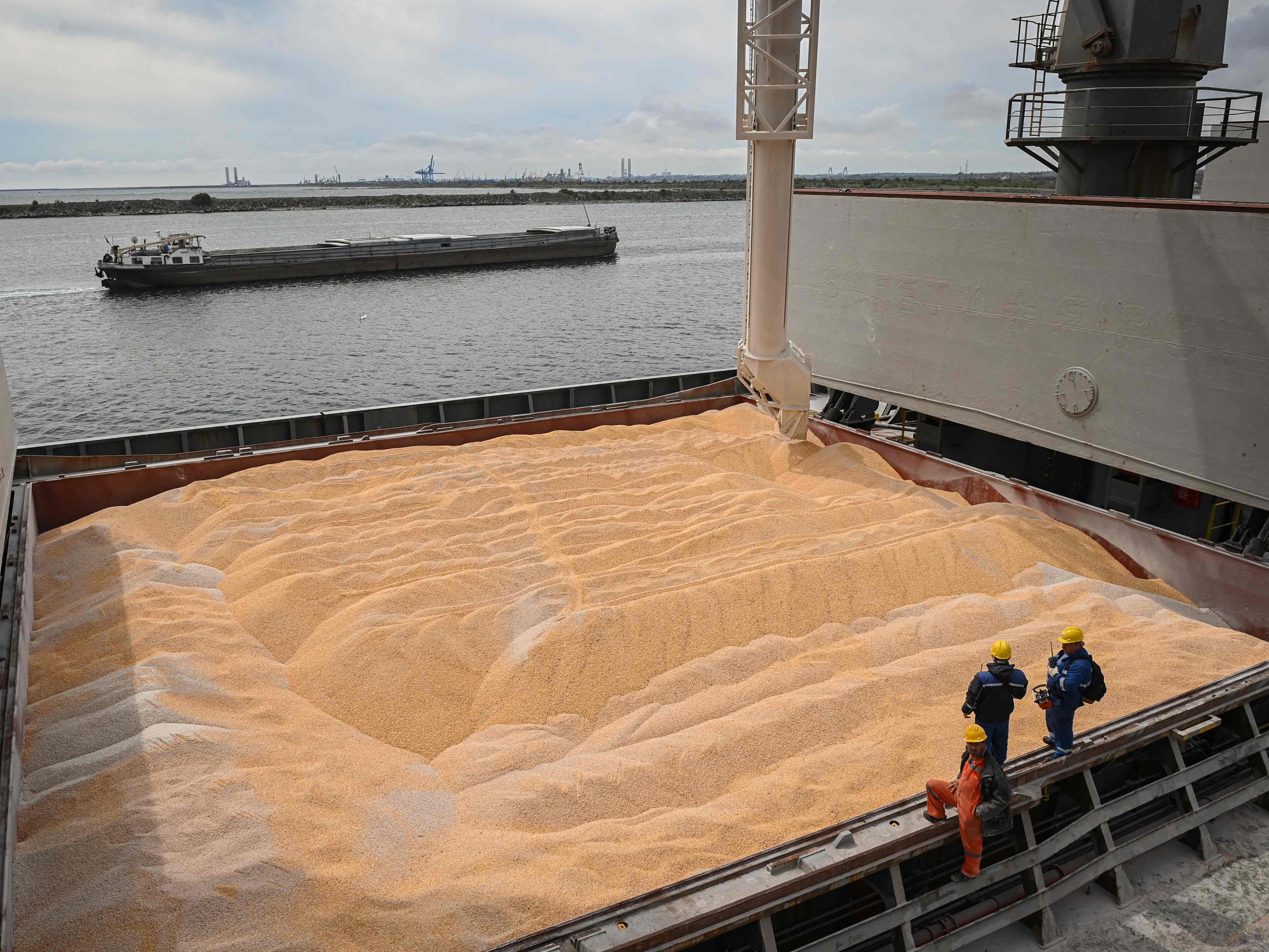 Ende der Getreideblockade: Erstes Schiff verließ ukrainischen Hafen. Ende der Getreideblockade: Erstes Schiff verließ ukrainischen Hafen.